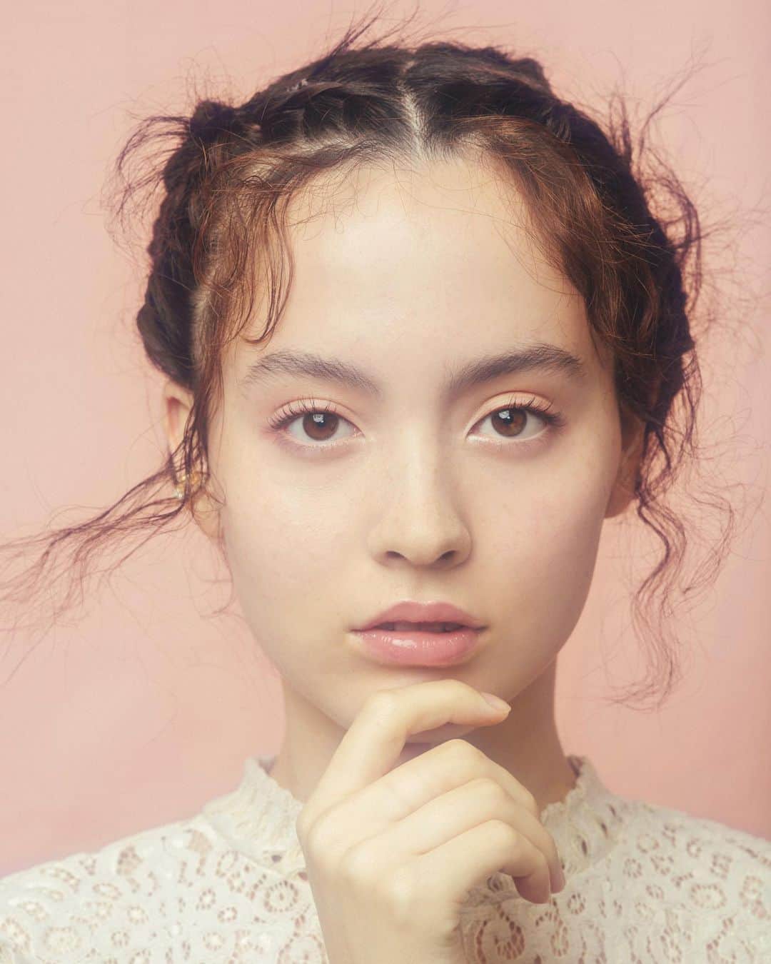 M∙A∙C Cosmetics Japanのインスタグラム：「⠀ シーズン問わず、ピンクのリップはいつだって探しているもの💄✨キュートなピンクでイマドキ愛され顔に❤️ ⠀ ⠀ ↓↓使用メイン製品↓↓ [アップクローズアンドパーソナル] オン ザ ゴー ピンク ミニ リップ キット ⠀ ⠀ #MACUpCloseandPersonal #MACアップクローズアンドパーソナル ⠀ *7/19(金) 一部店舗限定発売 *7/16(火)公式オンラインショップ先行販売中 ⠀ Photo: @takaki_iwata Model:  @miiyaaaa23 Makeup: @rumikoikedaharrismakeup @mac_ryoko Hair: @gxxxxxo Direction: @aiaizm ⠀ ⠀ ⠀ ⠀ ⠀ #MACCosmeticsJapan #MACコスメ #MACCosmetics #MAC #コスメ #メイク #リップ #リップペンシル #リップグロス #グロス #リップスティック #リップメイク #MACリップ #アイメイク #トレンドメイク #限定」