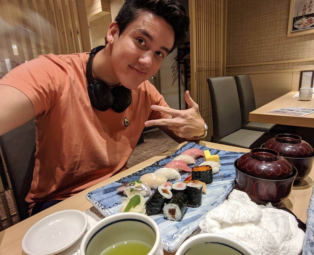 じゅんのインスタグラム：「日本来てから初寿司〜　 やっぱり美味すぎwww 僕の事見かけたら話しかけろよ! (๑•̀ㅂ•́)و✧」