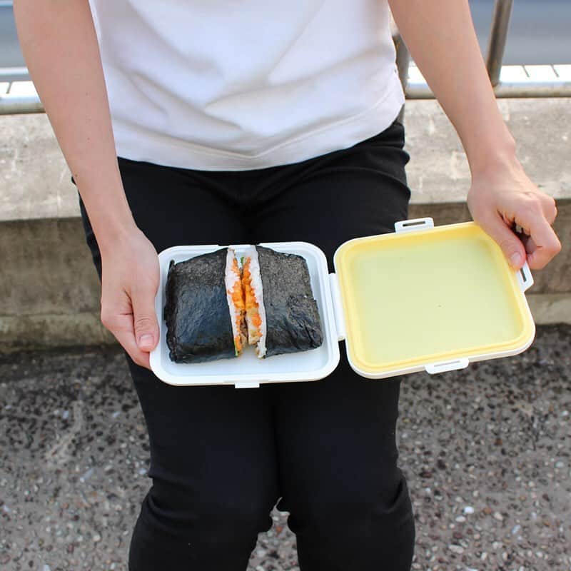 マーナ（おさかなスポンジ、立つしゃもじ、落としブタ）さんのインスタグラム写真 - (マーナ（おさかなスポンジ、立つしゃもじ、落としブタ）Instagram)「#ぴたっとランチケース はお弁当としても持ち運べるし、厚いサンドイッチやおにぎらずも簡単に作れます💡朝、海苔にご飯と具材をのせて挟むだけで簡単におにぎらずができます🎶食べる頃には具材がなじんでいい感じに✨夏休みのお子様のお昼や塾弁などにもおすすめです😊 ** #シンプルな暮らし#すっきり暮らす#暮らしの道具#便利グッズ#心地よい暮らし#シンプルに暮らす#好きなものに囲まれた暮らし#持ちすぎない暮らし#スッキリ暮らす#便利アイテム#marna#マーナ#おにぎらず#塾弁#塾弁当#夏休みのお昼ごはん#頑張らないお弁当#おにぎらず弁当#oben365」7月17日 18時07分 - marna_inc