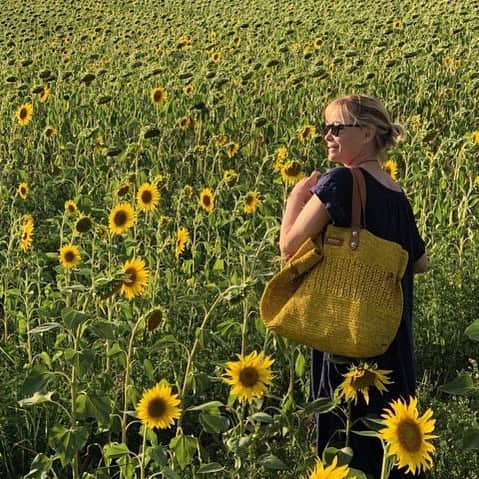 エマニュエル・ベアールのインスタグラム：「On my way back to Paris #dromeprovencale ☀️💛 @estellon_officiel ( je ne le quitte. Plus !!!)」