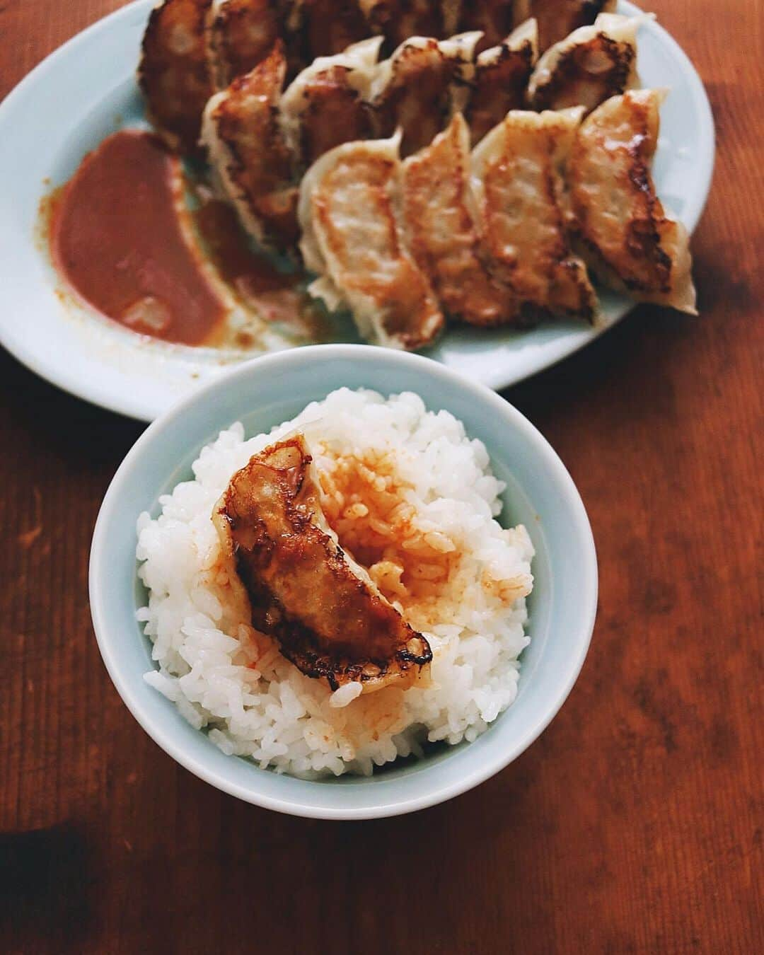 樋口正樹さんのインスタグラム写真 - (樋口正樹Instagram)「Gyoza & rice . 今夜は餃子とライス。 餡は豚挽肉と玉葱に、 ゴーヤも入れてみた。 苦味のある大人の味。 タレはラブパク、酢、 醤油、胡麻油を混ぜ。 白メシが止まらない。 . . #餃子 #ぎょうざ #餃子ライス #ギョーザ #ラブパク食堂 #gyoza #frieddumplings #crispybottoms」7月17日 18時11分 - higuccini