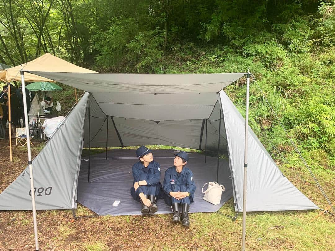 大島優子さんのインスタグラム写真 - (大島優子Instagram)「ロケでの撮影はお天気待ちもしばしば。  天気と時間の闘いはつきものですな☝🏻 Waiting for good weather at the shooting location with @haruna_kawaguchi_official 🏕  Fighting between weather and time🌤⏰ #教場」7月17日 18時21分 - yuk00shima