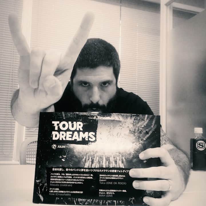 Julen Esteban-Pretelのインスタグラム：「Got a copy of my book TOUR DREAMS ‪AMAZING!!!!!!! 🤘🤘🤘🤘🤘‬ Out July 24 Order now https://spaceshowerstore.com/detail.php?goods_id=1935 ‪#TOURDREAMS‬ ‪#JulenPhoto‬ ‪#SPACESHOWER‬  Music by @AShamaluevmusic」