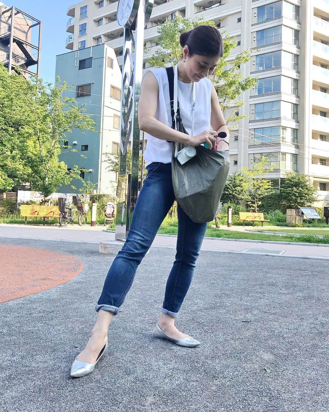 間々田佳子のインスタグラム：「今日は顔ヨガサロンの前の公園で 生徒さんのプロフィール写真を撮った😙😙😙 メイクをするのも 写真を撮るのもワタシ❤️ 人を美しくする事が大好き❤️ 写真家でもヘアメイクのプロではないけど 生徒さんの一番素敵な表情を引き出すことは得意なほうだと思う  #フェイスクリエイター #間々田佳子 #写真家 #メイク好き」