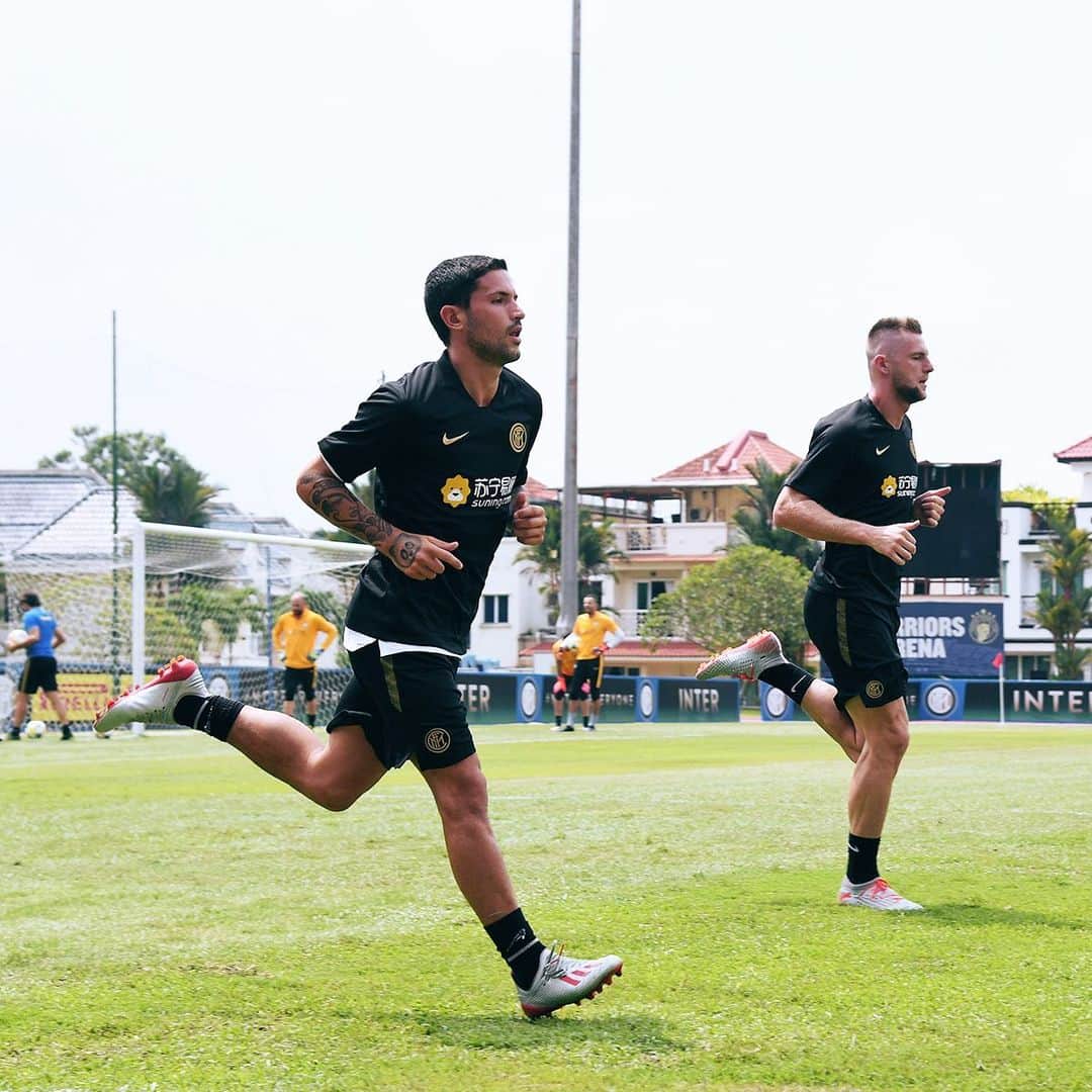 インテルナツィオナーレ・ミラノさんのインスタグラム写真 - (インテルナツィオナーレ・ミラノInstagram)「RUNNING IN SINGAPORE 🏃🏻‍♂️🇸🇬 #InterOnTour #Inter #ForzaInter #Training #Run #Football」7月17日 18時19分 - inter