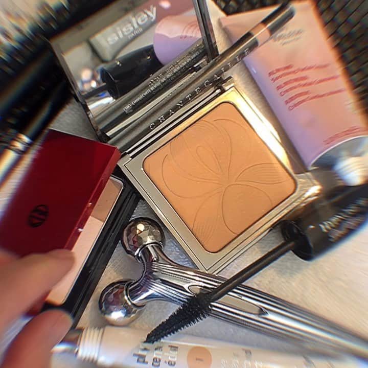 JO BAKERのインスタグラム：「T O D A Y ‘s  KIT  Got a bunch of new deliveries and I’m loving these newbies 🙌🏻 On #mackenziedavis today.. skin - @refa_usa prep + @weleda_usa  Base - @sisleyparisofficial made dreamy with #blurexpert and concealer and a little @kohgendo #maifanshicontrastpowder (glow)  Lashes - @lancomeofficial #dolllashmascara with a dab of @chantecaille beige liner  Lips - @diormakeup palette not in pic but it’s the #diorbackstagelippalette #makeup by me #jobakermakeupartist  #makeuplooks #makeupartist #makeuptutorial #makeupoftheday #makeupideas #makeupjunkie」