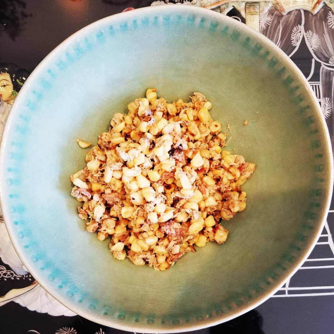 ガソリングラマーさんのインスタグラム写真 - (ガソリングラマーInstagram)「OMG VEGAN STREET CORN SALAD #GASOLINEKITCHEN ADVENTURES 🌽🌽🌶🌶🧀🧀🥓🥓🌿🌿 @imperfectproduce #corn #GASOLINEGARDEN #redjalapeno #redbellpepper  @mountainroseherbs smoked black pepper birdseye chili pepper  @miyokoscreamery #VEGANBUTTER  @followyourheart #vegenaise  @sperofoods #bluebert #vegancheese  @allvegetarianinc #veganbacon  @coconutsecretofficial #coconutaminos  #vegan #veganfood #whatveganseat #veganaf #vegansofinstagram #instavegan #veganrecipe  #veganstreetcorn  @gasolineglamour  #gasolineglamour #imperfectproduce  #mountainroseherbs  #miyokoscreamery  #followyourheart  #sperofoods  #allvegetarianinc  #coconutsecret」7月18日 5時13分 - gasolineglamour