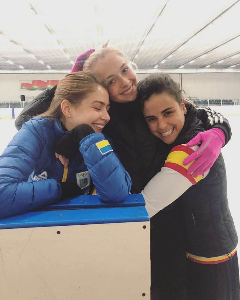 サラ・ウルタドさんのインスタグラム写真 - (サラ・ウルタドInstagram)「No better warm-up than a power hug 🇺🇦🇷🇺🇪🇸 Even more with this guapas☝🏼. . . . 📸@ionov_dmitry . . . . #lovethem #powerhugs #onice #backatit #midweekmotivation #passioninmotion #sobrehielo #international #summercamp #week3 #Raubichi #Minsk」7月18日 3時50分 - sarasobrehielo