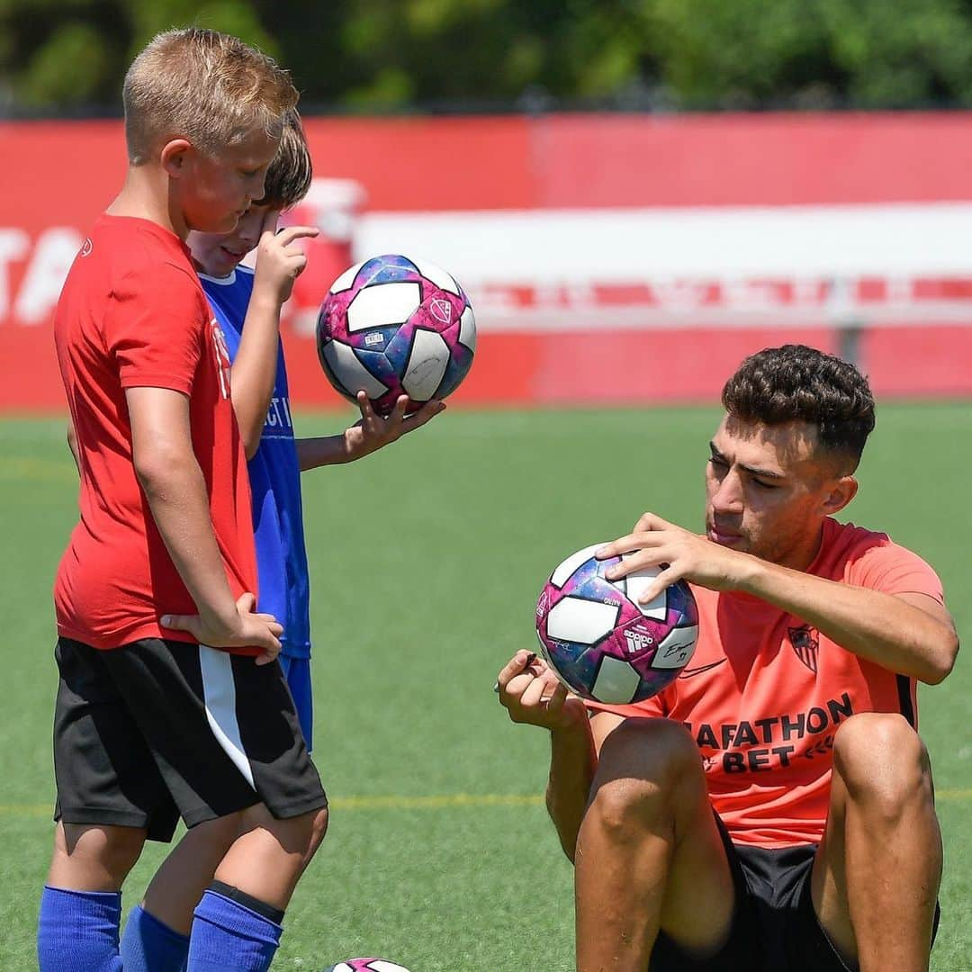 セビージャFCさんのインスタグラム写真 - (セビージャFCInstagram)「This is why we play ❤️😊⚪️🔴🇺🇸 #SevillaFCUSTour #WeareSevilla #vamosmiSevilla」7月18日 3時50分 - sevillafc