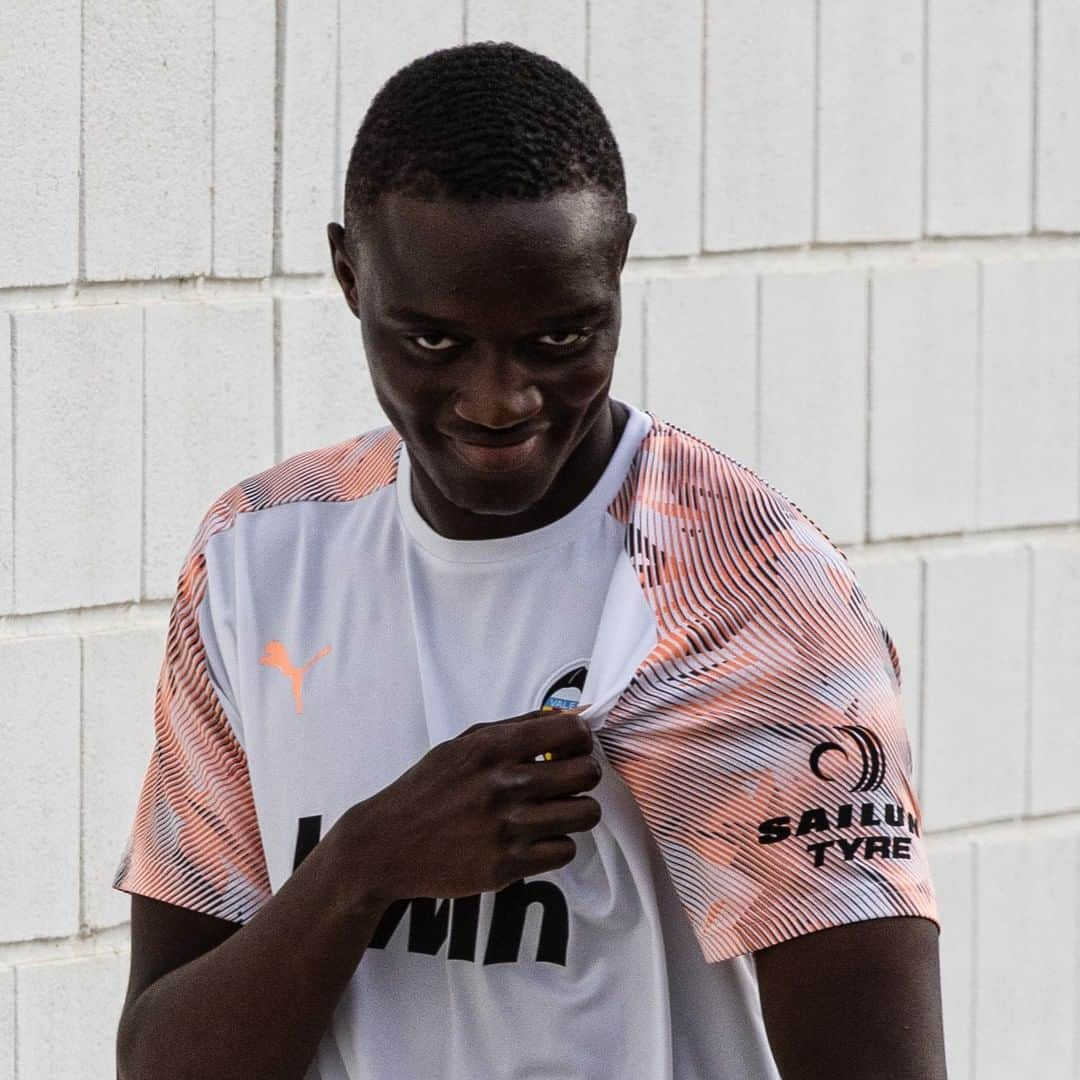 バレンシアCFさんのインスタグラム写真 - (バレンシアCFInstagram)「The look in your face when you get your new SAILUN shirt 😝 . La cara que pones cuando tienes camiseta nueva con SAILUN 🤪 . Etiqueta a ese amigo que está loc@ con @mouctar_dkh 😍🔝 - #OneFamilyVCF 🦇  #NewKit 🖤 #NewEra」7月18日 3時55分 - valenciacf