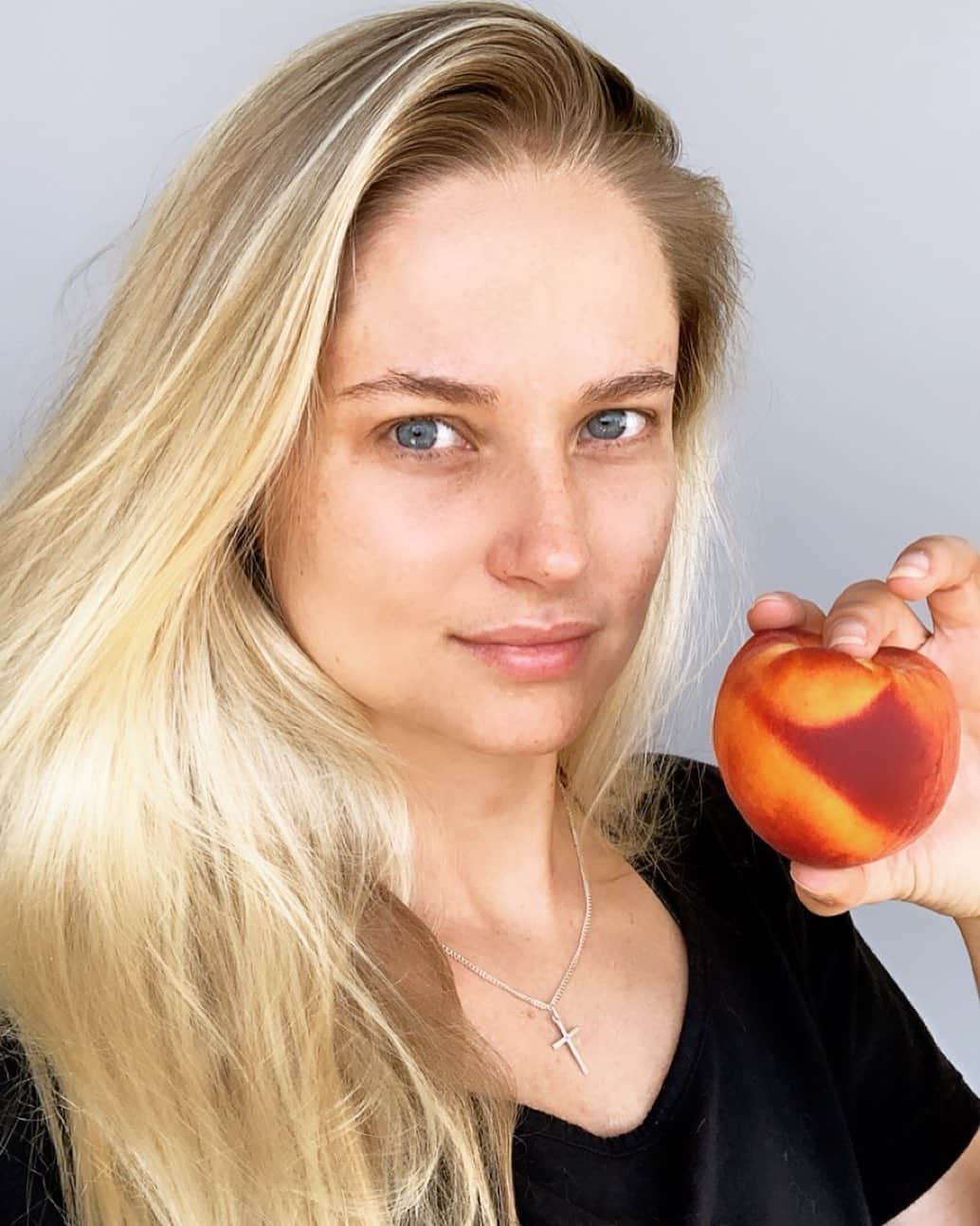 ジェネビーブ・モートンさんのインスタグラム写真 - (ジェネビーブ・モートンInstagram)「I am in LOVE with fruits! This peach is a healing gift. Since I started struggling with acne around August of 2018 I really went to town trying to solve the issue. I happened across the @medicalmedium in about November of last year and started with the Celery juice movement. But what has changed my life has been adding a wide variety of fruits to my diet. I have two of his books so far, “Liver rescue” and “life-changing foods”. I love looking up the healing benefits of the foods I’m consuming while I munch on them. I especially enjoy the emotional support and spiritual lessons featured in “Life-changing foods”. In Liver rescue it’s says about peaches and nectarines - “The skin of peaches and nectarines has a quality that’s sticky to toxins and poisons inside the intestinal tract.” You can read the rest of the passage for yourself in the book. But I will say that eating these little guys brings me a lot of joy, and fills me with memories of eating peaches from the garden with my sister when we were kids. What is you favorite fruit memory of all time?」7月18日 3時55分 - genevievemorton