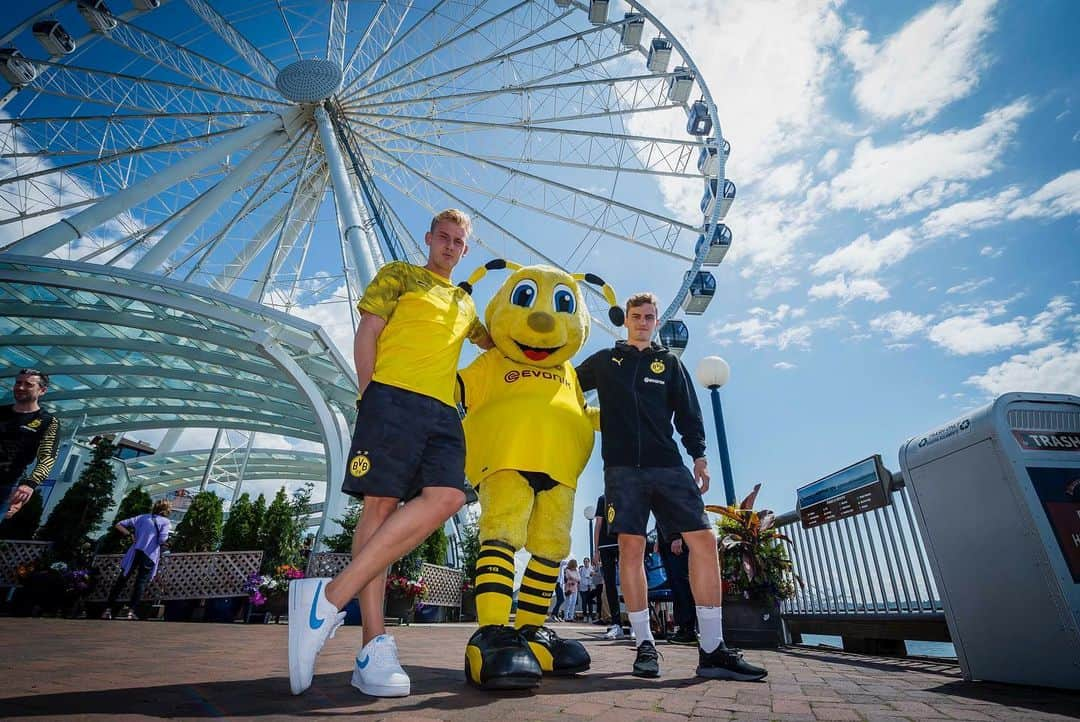 ボルシア・ドルトムントさんのインスタグラム写真 - (ボルシア・ドルトムントInstagram)「🔭 Visiting Seattle with a view 🇺🇸🖤💛 #bvbusa #visitseattle #bvb #bvb09 #borussiadortmund #usa #sightseeing #julianbrandt #jacobbruunlarsen #emma」7月18日 4時00分 - bvb09