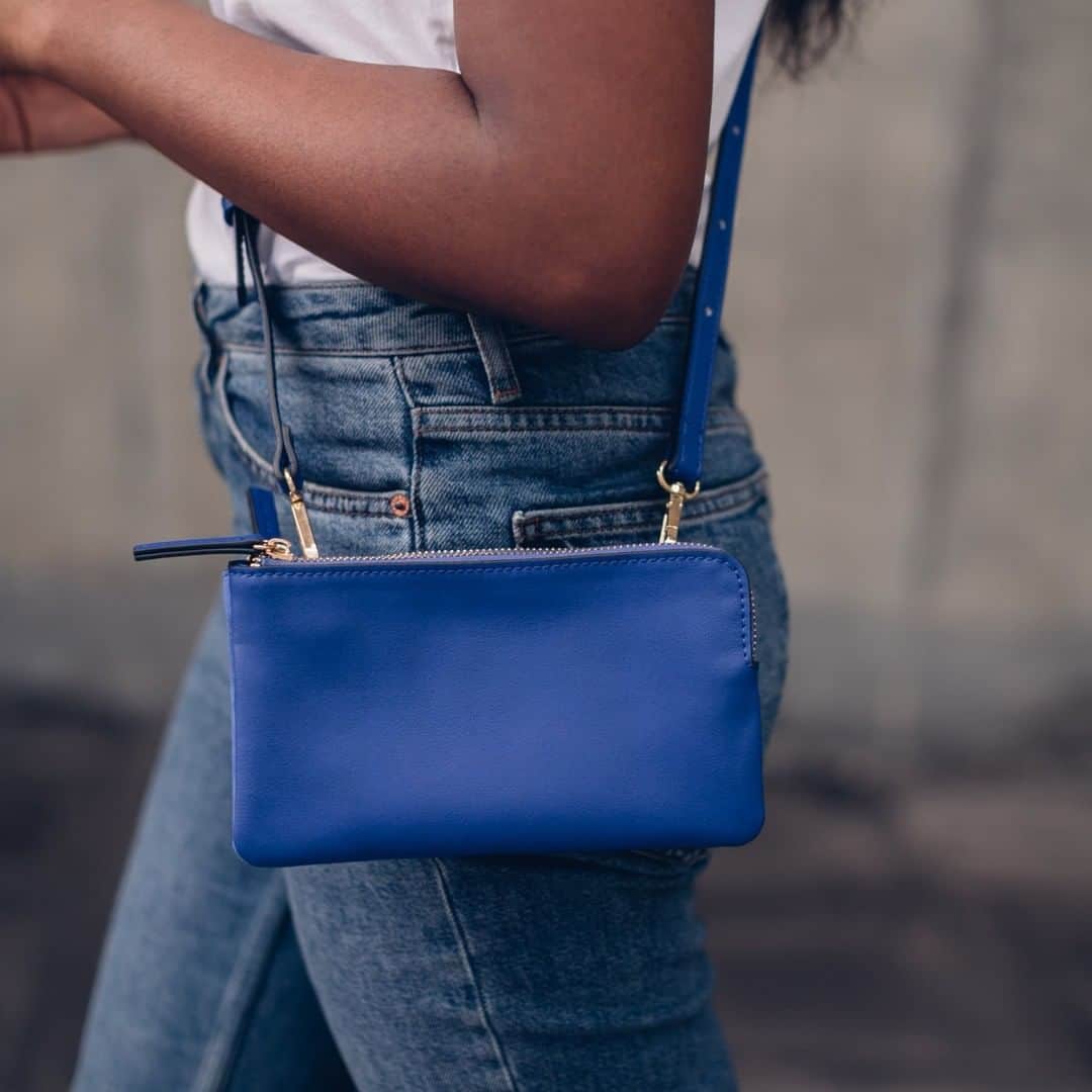 アクセサライズのインスタグラム：「Perfectly compact, our double-zip cross-body bag is a blogger favourite. This colour-block design is created with one side smooth and the other suede-effect for versatility. Wear as a cross body, or clutch bag with the detachable strap. 📷 @lolafaith 🔍 7906132800 Tap the link in the bio to shop now.  #Accessorize #Accessorizer」