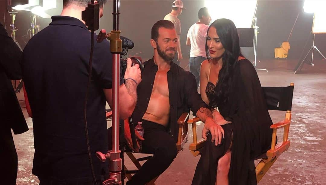 ポール・ノートンさんのインスタグラム写真 - (ポール・ノートンInstagram)「Such a sexy couple, @thenikkibella & @theartemc steamy new dance video w/ #hair by Me @leobypaulnorton using @kenraprofessional @igkhair @hottoolspro @paishau w/ #makeup by @brianvalentine #tan by @doradosbytony #nails by @nailzbyvee #nikkibella #artem #thebellatwins #totaldivas #totalbellas #bellatwins」7月18日 4時06分 - paulnortonhair