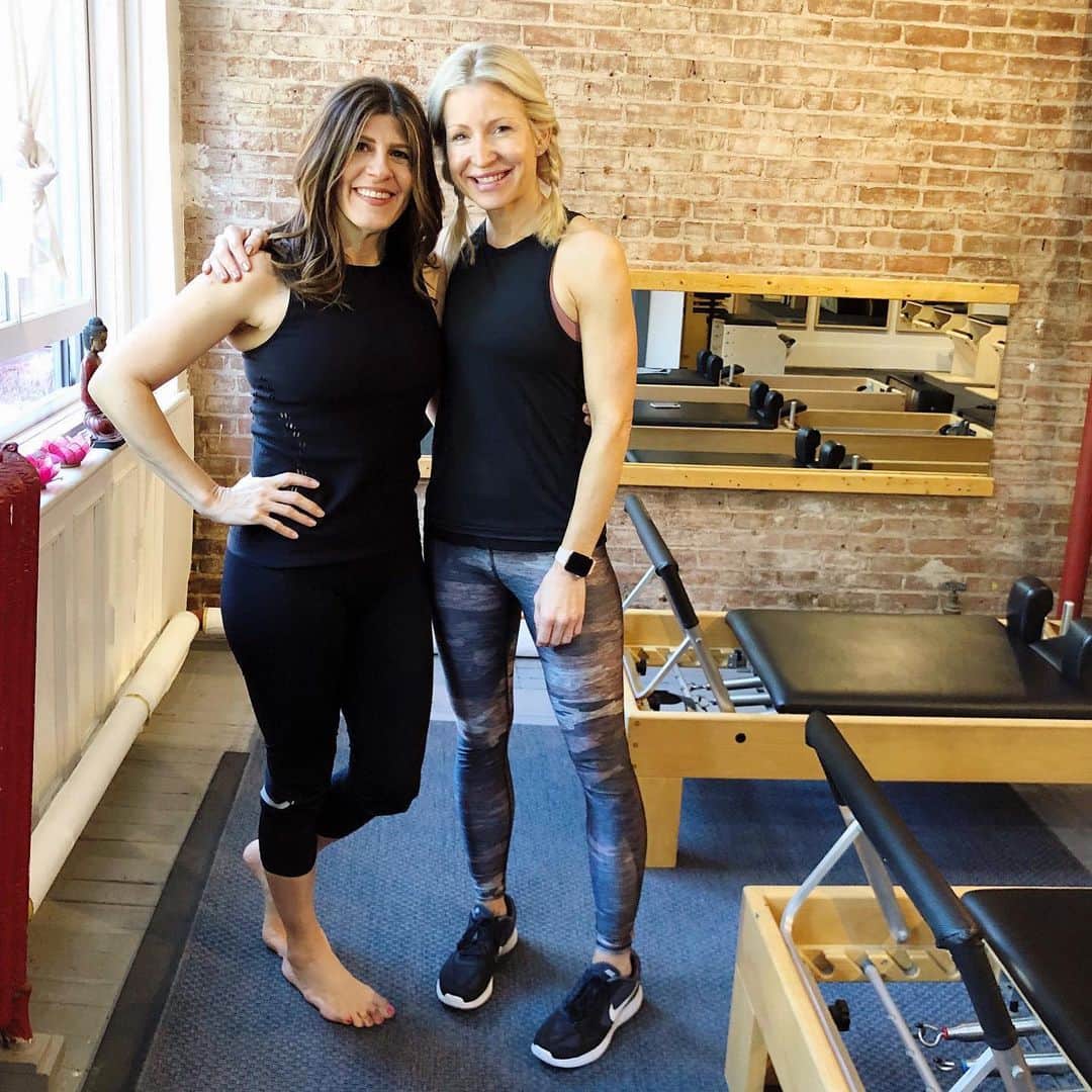 Ilana Wilesさんのインスタグラム写真 - (Ilana WilesInstagram)「This is the last time I will ever work out at the @zengirlfitness studio in Soho. No, not because I am ending my workouts. Jennifer is changing locations to the West Village! Which will actually be more convenient, i think👍🏻 To celebrate her big move to 224 West 4th Street, we are giving away a $100 Bandier gift card! That’s her favorite workout clothing brand. And we all know that a new workout outfit is a great motivator to get yourself moving. To enter, you must follow both @mommyshorts and @zengirlfitness. Then tag a potential workout buddy in the comments below! Make sure you suggest a run, a walk, a hike or a visit to the gym for you guys to do together. Looking forward to restarting my Zengirl workouts when I get back to the city at the end of the summer! These 16 minute runs to and from the post office to deliver my letters to Mazzy are not cutting it ✨✨WINNER UPDATE: Congratulations to @eapy! Please email allie@mommyshorts.com to claim your prize!✨✨」7月18日 4時09分 - mommyshorts