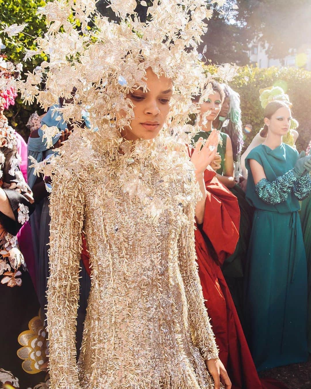 Fashion Weekのインスタグラム：「Golden glow ✨Taking a closer look at #ValentinoCouture by @pppiccioli. Photo by @coreytenold.」