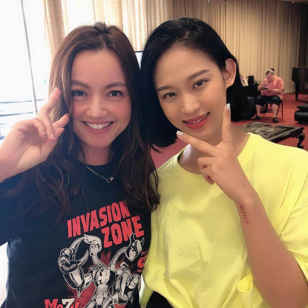 松澤由美さんのインスタグラム写真 - (松澤由美Instagram)「Boa noite☆  Kpop singer Nadaちゃん with Yumiちゃんw in Brasil  帰国する時にお写真撮れました❤️ カッコいいステージ、歌声のNadaちゃん☆このあとLAだそうです☆素敵❤️ #singer #singerlife #nadakpop #kpop #nastynada  #oscavaleirosdozodiaco #yumimatsuzawa #brasil #af2019 #animefriends2019 #animefriends」7月18日 4時13分 - yumimatsuzawa