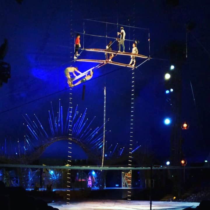 マリッサ・キングのインスタグラム：「After being told in February they wanted girls to fly and only having one training a week while doing shows.. I feel so proud to finally take the longe off and fly with @oleksiy_kononov for the first time! This act is no joke and takes serious time and patience. Such a nice way to finish the city run and our time in Montreal ☺️ #sohappy #patienceiskey #highbar #cirquedusoleil」