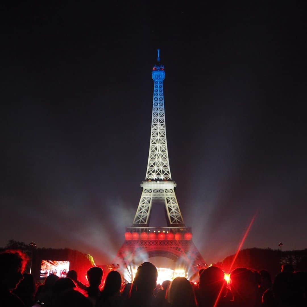 飛河蘭さんのインスタグラム写真 - (飛河蘭Instagram)「Fête de national 🇫🇷🇫🇷 7月14日！革命記念日！ この日をどれだけ待ち望んだことか！！🎊 実際目にしてみると本当に素晴らしかった。感動した！！ 日本の花火も大好きだけど、パリの花火もまた違っていいね👍🏻 やっぱ革命だからか1789の曲が流れて涙でたわ🥺 またいつか絶対7月14日にあわせてパリに行くよ！！ さて、革命記念日も終わって私のワーホリ生活も残すところあとわずかとなってきました。  もうすでに色んな人へのお土産を買い集めつつあります🎁  帰国後に私と会ってくれる人は今のうちにお土産リクエストお願いしまーす🙋‍♂️ #paris #fetedenationale #vacancetravail  #パリ #革命記念日  #ワーホリ #フランス #もう悔いはないと言っても過言ではない」7月18日 4時15分 - chihiro94ran