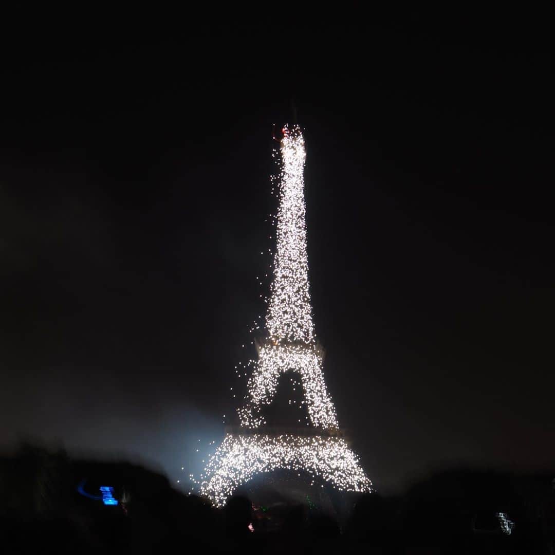 飛河蘭さんのインスタグラム写真 - (飛河蘭Instagram)「Fête de national 🇫🇷🇫🇷 7月14日！革命記念日！ この日をどれだけ待ち望んだことか！！🎊 実際目にしてみると本当に素晴らしかった。感動した！！ 日本の花火も大好きだけど、パリの花火もまた違っていいね👍🏻 やっぱ革命だからか1789の曲が流れて涙でたわ🥺 またいつか絶対7月14日にあわせてパリに行くよ！！ さて、革命記念日も終わって私のワーホリ生活も残すところあとわずかとなってきました。  もうすでに色んな人へのお土産を買い集めつつあります🎁  帰国後に私と会ってくれる人は今のうちにお土産リクエストお願いしまーす🙋‍♂️ #paris #fetedenationale #vacancetravail  #パリ #革命記念日  #ワーホリ #フランス #もう悔いはないと言っても過言ではない」7月18日 4時15分 - chihiro94ran