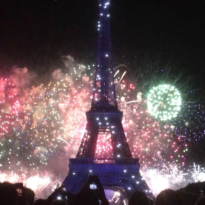飛河蘭のインスタグラム：「Fête de national 🇫🇷🇫🇷 7月14日！革命記念日！ この日をどれだけ待ち望んだことか！！🎊 実際目にしてみると本当に素晴らしかった。感動した！！ 日本の花火も大好きだけど、パリの花火もまた違っていいね👍🏻 やっぱ革命だからか1789の曲が流れて涙でたわ🥺 またいつか絶対7月14日にあわせてパリに行くよ！！ さて、革命記念日も終わって私のワーホリ生活も残すところあとわずかとなってきました。  もうすでに色んな人へのお土産を買い集めつつあります🎁  帰国後に私と会ってくれる人は今のうちにお土産リクエストお願いしまーす🙋‍♂️ #paris #fetedenationale #vacancetravail  #パリ #革命記念日  #ワーホリ #フランス #もう悔いはないと言っても過言ではない」
