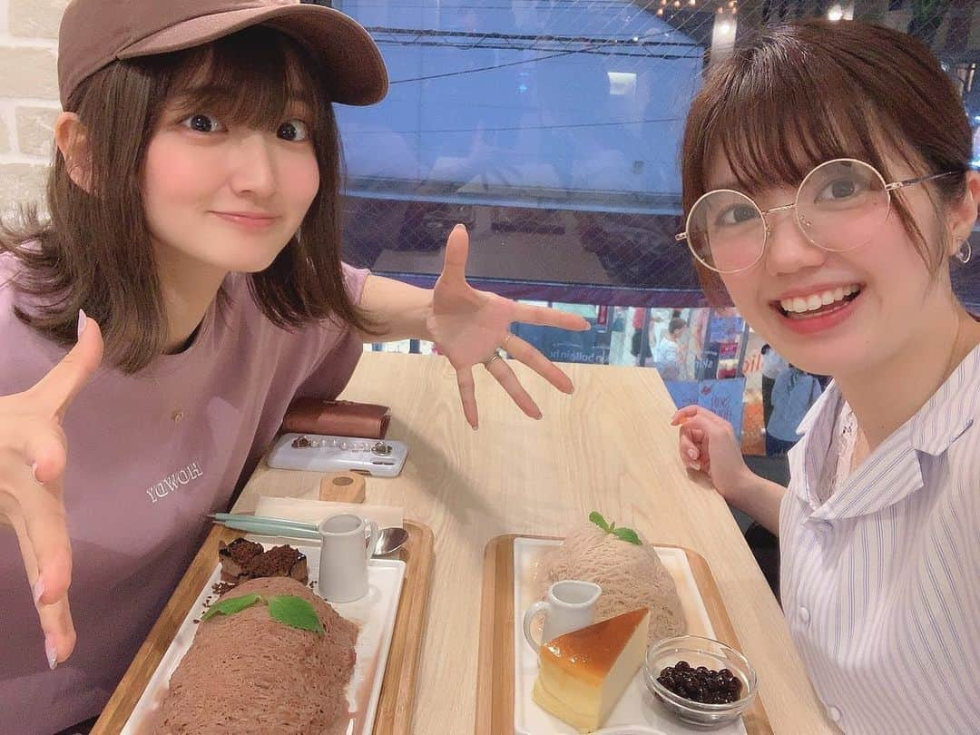 長江里加さんのインスタグラム写真 - (長江里加Instagram)「😋 コリアタッカンマリ〜〜♫ 後輩のあやちゃんと久しぶりのご飯です！ タッカンマリタッカンマリ 口に出したくなるよ と〜〜っても優しいスープのお味 お猪口で飲むの！ 寒い梅雨にピッタリなのです🥰 3〜4人前なのでか！な！り！大満足でした！！！！ ジャガイモとトッポギとネギも入ってて、 肉とそれらをですね、 ｛醤油、お酢、唐辛子味噌、マスタード｝を混ぜた特製のタレにつけて食べるのですがもう絶品😫 これを毎日食べてたら絶対健康だしお肌もプルプルになりそう……！ (炊飯器でもできるかな) ・ そしてお次は🍧かき氷🍧 インスタで発見「なにこれ！見たことない！！」 ミルクティーとチョコを頼みました♡ サイドにはチーズケーキ、チョコケーキ、タピオカなど、 メニューによって違うみたい！ かき氷はふわふわ？さくさく？口溶けがとても良くて こういう繊維が細かいのすき！ 甘くてとても幸せな気持ちになりましたとさ🥰 ・ タッカンマリで体温まったのにかき氷で今度は冷やすのどうかと思ったけど(全部私が選んだ店) どっちも凄く美味しかった〜〜！！ また行きたいっ あやちゃんも付き合ってくれてありがとう〜〜😊LOVE #新大久保 #新大久保グルメ #新大久保カフェ #タッカンマリ #コリアタッカンマリ #かき氷 #ソウルカフェ」7月18日 4時30分 - o_rikachi_o