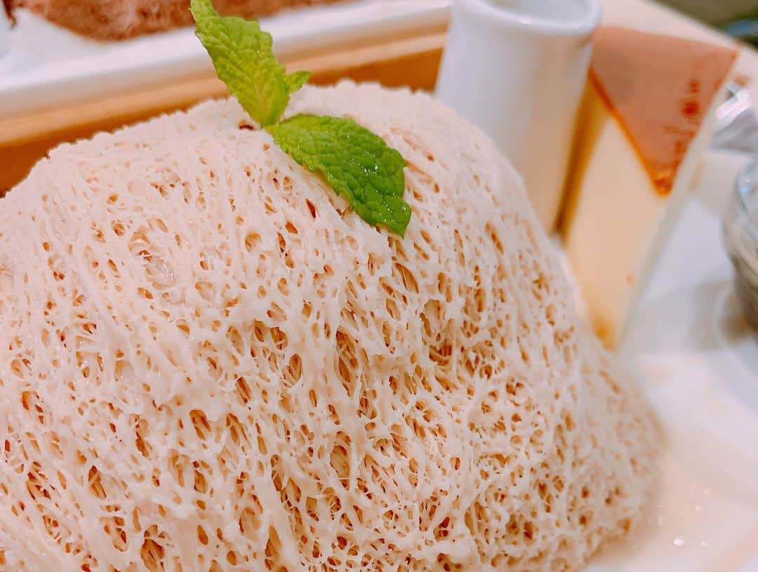 長江里加さんのインスタグラム写真 - (長江里加Instagram)「😋 コリアタッカンマリ〜〜♫ 後輩のあやちゃんと久しぶりのご飯です！ タッカンマリタッカンマリ 口に出したくなるよ と〜〜っても優しいスープのお味 お猪口で飲むの！ 寒い梅雨にピッタリなのです🥰 3〜4人前なのでか！な！り！大満足でした！！！！ ジャガイモとトッポギとネギも入ってて、 肉とそれらをですね、 ｛醤油、お酢、唐辛子味噌、マスタード｝を混ぜた特製のタレにつけて食べるのですがもう絶品😫 これを毎日食べてたら絶対健康だしお肌もプルプルになりそう……！ (炊飯器でもできるかな) ・ そしてお次は🍧かき氷🍧 インスタで発見「なにこれ！見たことない！！」 ミルクティーとチョコを頼みました♡ サイドにはチーズケーキ、チョコケーキ、タピオカなど、 メニューによって違うみたい！ かき氷はふわふわ？さくさく？口溶けがとても良くて こういう繊維が細かいのすき！ 甘くてとても幸せな気持ちになりましたとさ🥰 ・ タッカンマリで体温まったのにかき氷で今度は冷やすのどうかと思ったけど(全部私が選んだ店) どっちも凄く美味しかった〜〜！！ また行きたいっ あやちゃんも付き合ってくれてありがとう〜〜😊LOVE #新大久保 #新大久保グルメ #新大久保カフェ #タッカンマリ #コリアタッカンマリ #かき氷 #ソウルカフェ」7月18日 4時30分 - o_rikachi_o