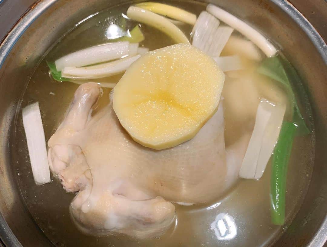 長江里加さんのインスタグラム写真 - (長江里加Instagram)「😋 コリアタッカンマリ〜〜♫ 後輩のあやちゃんと久しぶりのご飯です！ タッカンマリタッカンマリ 口に出したくなるよ と〜〜っても優しいスープのお味 お猪口で飲むの！ 寒い梅雨にピッタリなのです🥰 3〜4人前なのでか！な！り！大満足でした！！！！ ジャガイモとトッポギとネギも入ってて、 肉とそれらをですね、 ｛醤油、お酢、唐辛子味噌、マスタード｝を混ぜた特製のタレにつけて食べるのですがもう絶品😫 これを毎日食べてたら絶対健康だしお肌もプルプルになりそう……！ (炊飯器でもできるかな) ・ そしてお次は🍧かき氷🍧 インスタで発見「なにこれ！見たことない！！」 ミルクティーとチョコを頼みました♡ サイドにはチーズケーキ、チョコケーキ、タピオカなど、 メニューによって違うみたい！ かき氷はふわふわ？さくさく？口溶けがとても良くて こういう繊維が細かいのすき！ 甘くてとても幸せな気持ちになりましたとさ🥰 ・ タッカンマリで体温まったのにかき氷で今度は冷やすのどうかと思ったけど(全部私が選んだ店) どっちも凄く美味しかった〜〜！！ また行きたいっ あやちゃんも付き合ってくれてありがとう〜〜😊LOVE #新大久保 #新大久保グルメ #新大久保カフェ #タッカンマリ #コリアタッカンマリ #かき氷 #ソウルカフェ」7月18日 4時30分 - o_rikachi_o