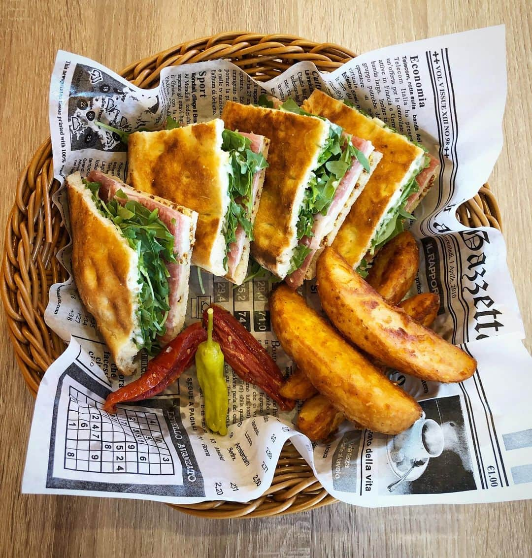 Arancino Di Mareさんのインスタグラム写真 - (Arancino Di MareInstagram)「L U N C H  V I B E S  panino con affetato - house baked panini, prosciutto di parma, prosciutto cotto, salami, arugula, fresh mozzarella, mustard + fried potatoes.  #arancinodimare #arancino #italian #restaurant #hawaiisbestkitchens #waikiki #hawaii #oahu #panini #bread #lunch #lunchtime #honolulu #おいしい #アランチーノ#アランチーノディマーレ #イタリアン #ワイキキ #パスタ #パニーニ #ハワイ #111hawaiiaward #haleainaawards #sandwich #honolulumagazine #aloha」7月18日 4時42分 - arancinodimare