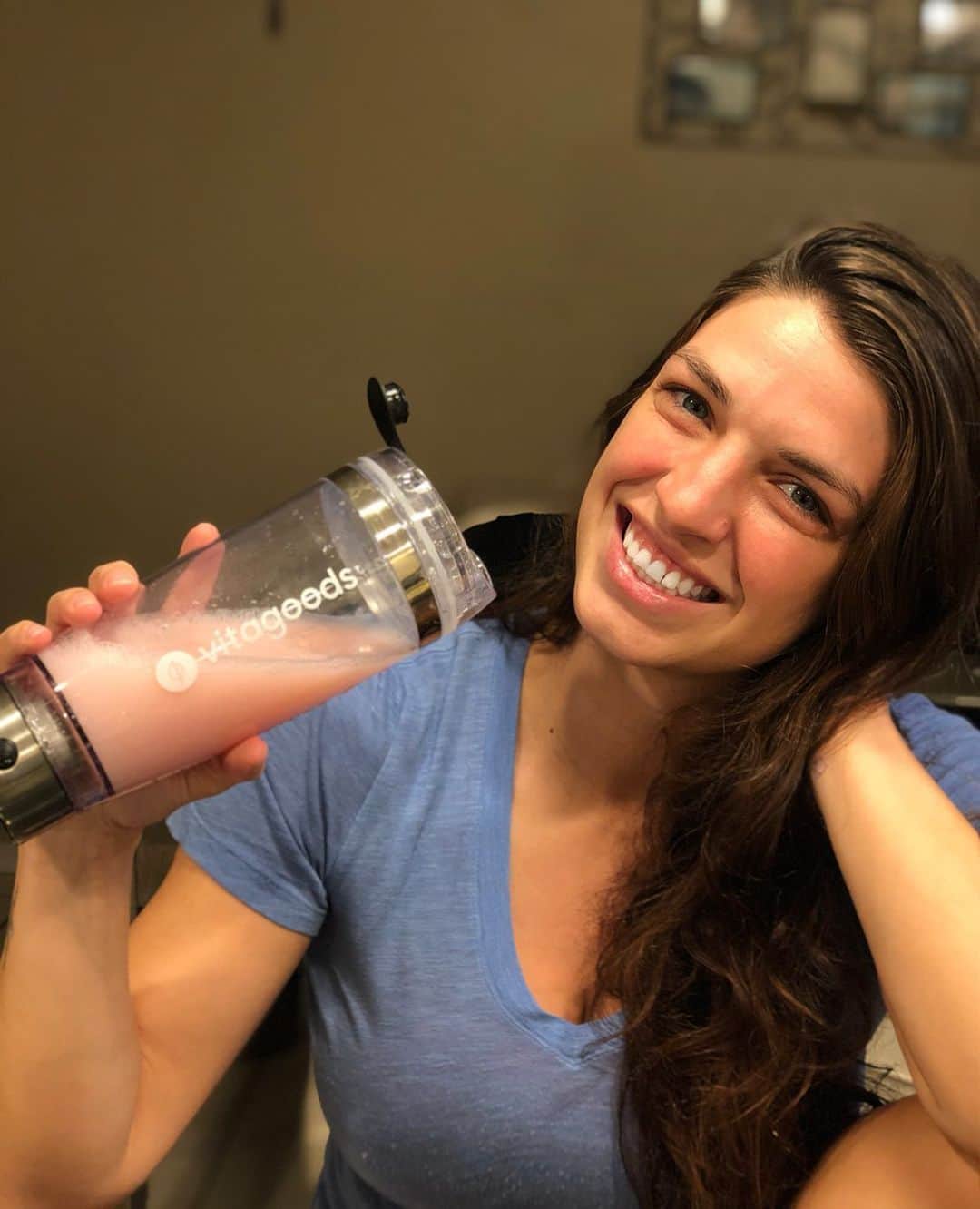 マッケンジー・ダーンのインスタグラム：「back to training hard and with a newborn everything needs to be a little bit more convenient! Thankfully I get to use my @vitagoods FitMix Blender Cup to drink my @myprotein shake. Always with the strawberry flavor 🍓You guys can get 40% off the whole site using PROMO CODE: mackenzie40  Site: http://vitagoods.com/mackenzie40」