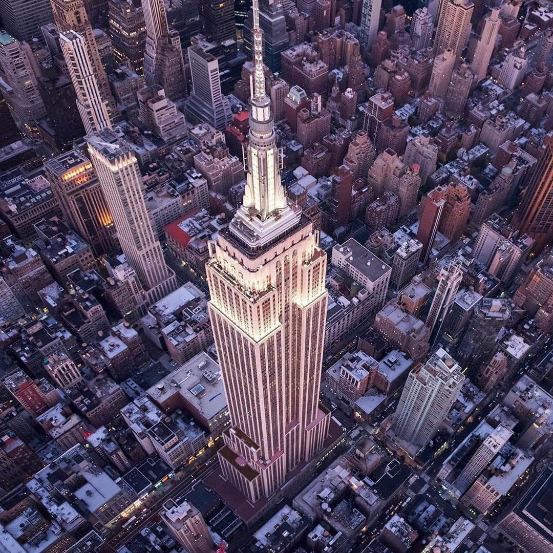 Empire State Buildingさんのインスタグラム写真 - (Empire State BuildingInstagram)「Describe your NYC using only emojis!👇#WorldEmojiDay 🍎 . 📸: @barreradm1975」7月18日 4時47分 - empirestatebldg