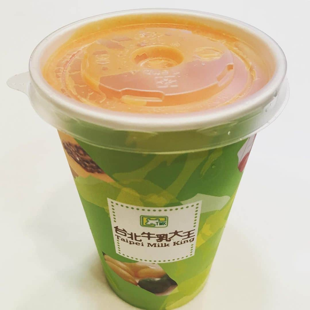 ヨーコさんのインスタグラム写真 - (ヨーコInstagram)「papaya milk🥤 ・ ・ ・ 夜市やドリンクスタンドでも「木瓜牛奶」の文字はよく見かけるけど、この店は【高雄牛乳大王】が分家してできた【台北牛乳大王】 で、歴史あり。16年前、初めて台湾へ訪れた時に飲んだジュース。 オーダーしてから、目の前のミキサーにパパイヤとに牛乳を入れて作ってくれる。ヨーグルトバージョンもあって、それもさっぱりしてて好き♡ 好みはあると思うけど、日本でもパパイヤ買って食べるくらいの私は、台北でのマストドリンクだと思ってるw あれから16年経った今もなお、台北にお店があってうれしい！ そして、去年まであったストローがなくなってた！カップも、去年までプラスチックだったのに紙製に。(蓋はプラスチックみたいだったけど、もしかしたら違う素材なのかも。)そもそもだいぶ前からコンビニのレジ袋は有料だし…台北て進んでるかも。 ここの桑の実ヨーグルトドリンクもおすすめ☺︎ 私のInstagramの過去投稿にも載ってるよー！ #台湾 #台灣 #薹湾 #台北  #中山站 #木瓜牛奶 #juice #freshjuice  #taiwan #taipei  #taipeimilkking  #meetcolorstaiwan  #taiwandrink  #instadrink  #yum #yummy  #台湾好きな人と繋がりたい  #台湾グルメ #台湾好き  #台湾旅行  #papayamilk #papaya #milk #ジューススタンド #ジュース #美味しい #trip #travel」7月18日 4時59分 - y0k0_1108