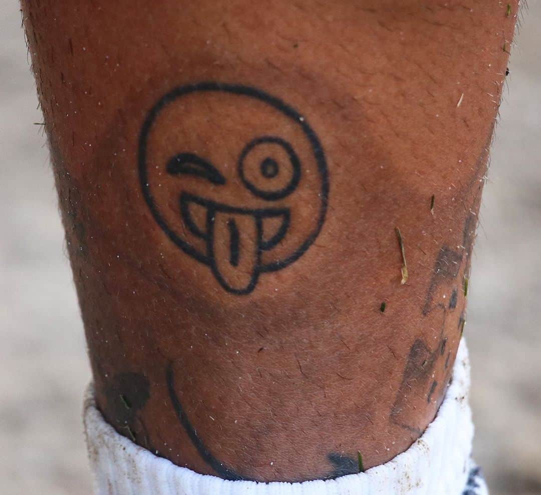 レアル・ベティスさんのインスタグラム写真 - (レアル・ベティスInstagram)「¿De quién es este tatuaje? 👀🔎🕵️‍♂️ A ver con qué nombres nos vais a trolear esta vez... 😩🤬 -- Guess who? 👀🔎🕵️‍♂️ #WorldEmojiDay」7月18日 4時59分 - realbetisbalompie