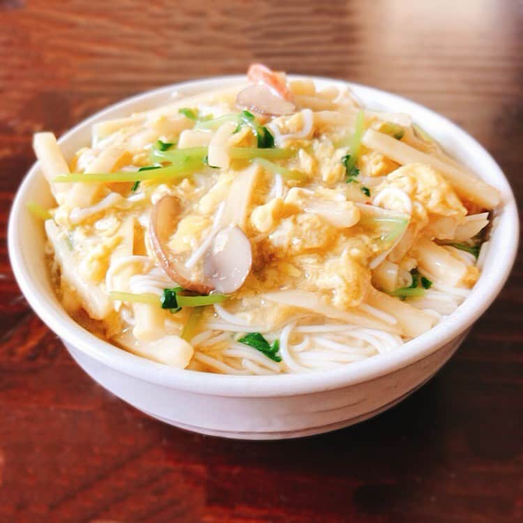 のインスタグラム：「3分クッキングな朝ごはん。 昨日のあんかけ＋豆腐素麺でヘルシー煮麺。 10年以上ぶりに食べた。 10秒後に安定のタピオカウーバーしました。 プラマイプラス。  #あんかけ #おうちごはん #料理 #yummy #instafood #うちごはん #foodie #クッキングラム #ヘルシー #豆腐 #卵 #ごはん #とりあえず野菜食 #healthy #ダイエット食 #朝ごはん #朝食 #結局タピオカ食べるやつ #一生痩せれる気しない #稀に見る自炊 #具沢山 #和食 #野菜たっぷり #時短料理」