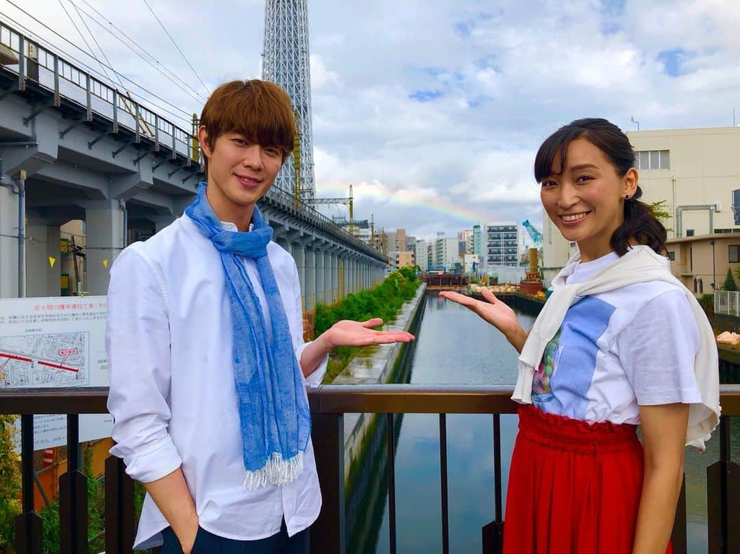 日本テレビ「偽装不倫」さんのインスタグラム写真 - (日本テレビ「偽装不倫」Instagram)「‪💍今夜放送‼️第2話💍‬﻿ ‪鐘子(#杏)と丈(#宮沢氷魚)の待ち合わせシーン。﻿ この日はあいにくの天候で、雨が止むのを待ってから撮影を再開することに。 すると偶然、雨上がりの空にキレイな虹が出現🌈‬﻿ ‪これには杏さんも大喜び😆💕‬﻿ ‪虹をバックに記念撮影しました✨‬﻿ ﻿ #偽装不倫 #第2話 #今夜10時﻿ #日テレ #水ドラ﻿ #YLAB #LINEマンガ #文藝春秋﻿ #東村アキコ﻿ ﻿ 【公式HP】﻿ https://www.ntv.co.jp/gisouhurin/」7月17日 20時09分 - gisou_ntv