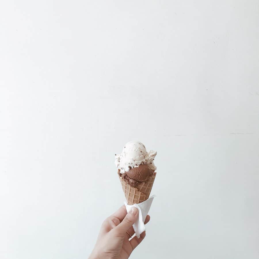 のインスタグラム：「🍦 暑いな〜アイス食べたいな〜って思ってたら、たまたま見つけたアイスクリーム屋さん。 もともとはデンマークのお店みたいだけど。 ちょっと涼めてゆっくりできました:-9」