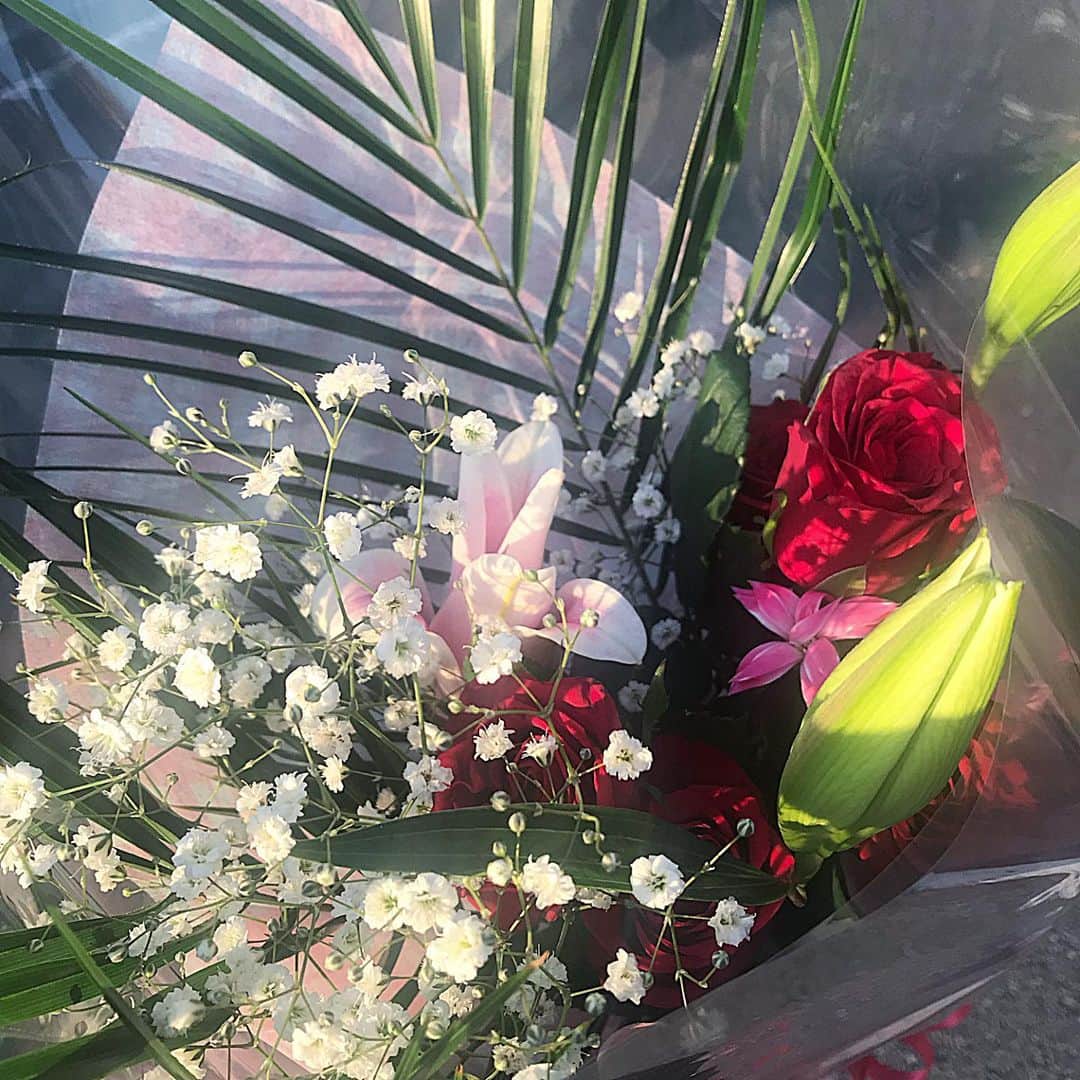 市川愛美さんのインスタグラム写真 - (市川愛美Instagram)「花束をプレゼントっていいですよね。 生きてるものなので、なおさらに これはおばあちゃんに送ったお花です。」7月17日 20時20分 - 0826manami