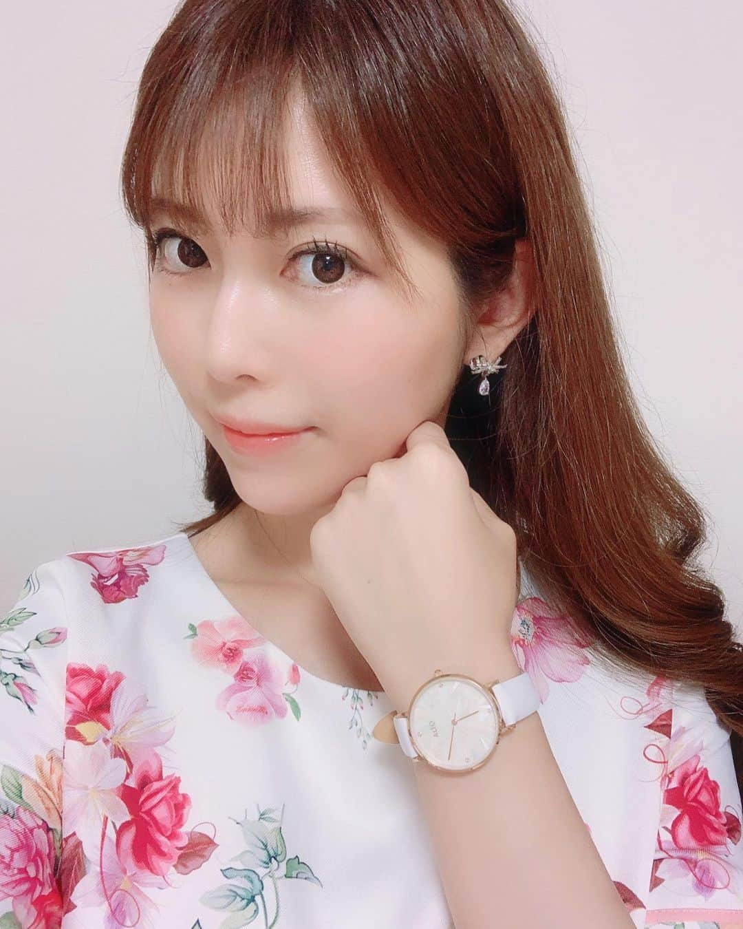 さわいえりさんのインスタグラム写真 - (さわいえりInstagram)「new⌚︎ マザーオブパールの腕時計は @altowatch_com  キラキラしていて、エレガント💕  私はホワイトカラーにしました👶  18日まで、100本限定で50%off！ もぅ無くなってたらごめんなさい🙏笑 ・ ・ ・ ・ ・ ・ ・ ・ ・ ・ ・ ・ ・ #alto#アルト腕時計#腕時計#手元くら部#時計#ウォッチ#マザーオブパール#キラキラ#大人可愛い#エレガント#シェル#お洒落#ファッション#コーディネート#今日のコーデ#コーデ#ホワイト#エミリアウィズ#美容#コスメ#メイク#モデル#レースクイーン#インフルエンサー#インスタ映え#綺麗になりたい#キラキラ小物#ファッションコーデ」7月17日 20時20分 - beauty_eri7