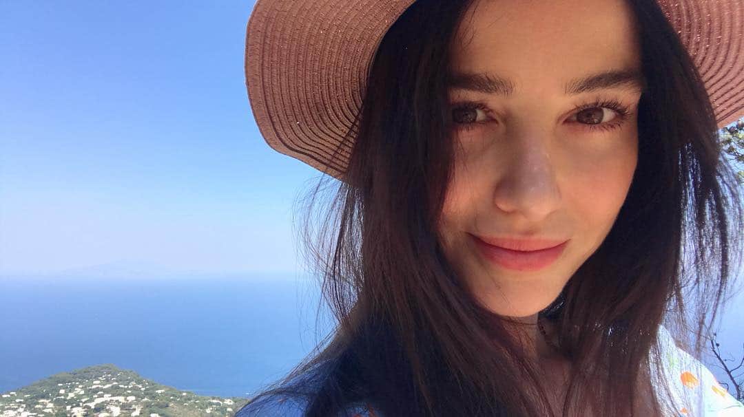 Ozge Gurelのインスタグラム：「🌈🌈」