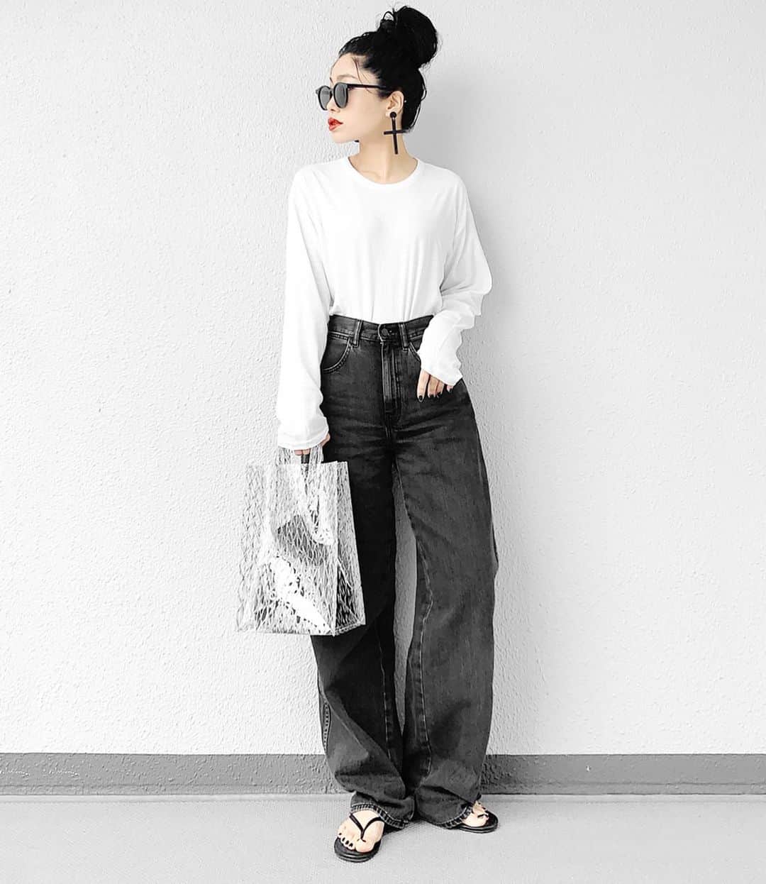 lve_xxxxのインスタグラム：「.﻿﻿ .﻿﻿ UNIQLO U﻿﻿ #ワイドフィットカーブジーンズ﻿﻿ ﻿﻿ 08 DARK GRAY﻿﻿ ﻿﻿ とりあえずお値段以上👖﻿﻿ ﻿﻿ 気になる太ももラインを﻿﻿ カバーしてくれて﻿﻿ ハイウエストなので足長効果🙆‍♀️﻿﻿ ﻿﻿ 馴染みが良いので﻿﻿ ワンサイズ小さめでも良さげです🤔﻿﻿ ﻿﻿ 丈直ししなかったんだけど﻿﻿ 長すぎるので…﻿﻿ お直しに持って行こう🏃‍♀️﻿﻿ ﻿﻿ 購入時にお直しすると﻿﻿ 馴染んで丈感変わってしまって﻿﻿ 直したのにーー😭ってなりますやん？﻿﻿ ﻿﻿ UNIQLOさんは後日履いてても﻿﻿ お直ししてくれるから﻿﻿ 有り難み🙏✧﻿﻿ ﻿﻿ ﻿ウエストℹ︎Nでハイウエスト時は﻿ 着圧さん必須🍑﻿ ﻿ ※ハイライト【chakuatsu】参照 ﻿ ﻿ ﻿ －－－－－－－－－－－－－－－－－－﻿﻿﻿ ﻿﻿﻿ その他コーデアイテム詳細は﻿﻿﻿﻿ WEARをご覧くださいませ。﻿﻿﻿﻿ ﻿﻿﻿﻿ WEAR ： lvexxxx ﻿﻿﻿﻿ 💻 https://wear.jp/sp/lvexxxx/﻿﻿﻿ ﻿﻿﻿﻿ －－－－－－－－－－－－－－－－－－﻿﻿﻿﻿ ﻿﻿﻿﻿ 📢コメント頂ける際は、﻿﻿﻿﻿ 最新投稿にお願い致します。﻿﻿﻿﻿ ﻿﻿﻿﻿ 過去投稿に頂いた際、気がつかない事もあり﻿﻿﻿ お返事致しかねる場合が御座います🙇‍♀﻿﻿ ️﻿﻿﻿」