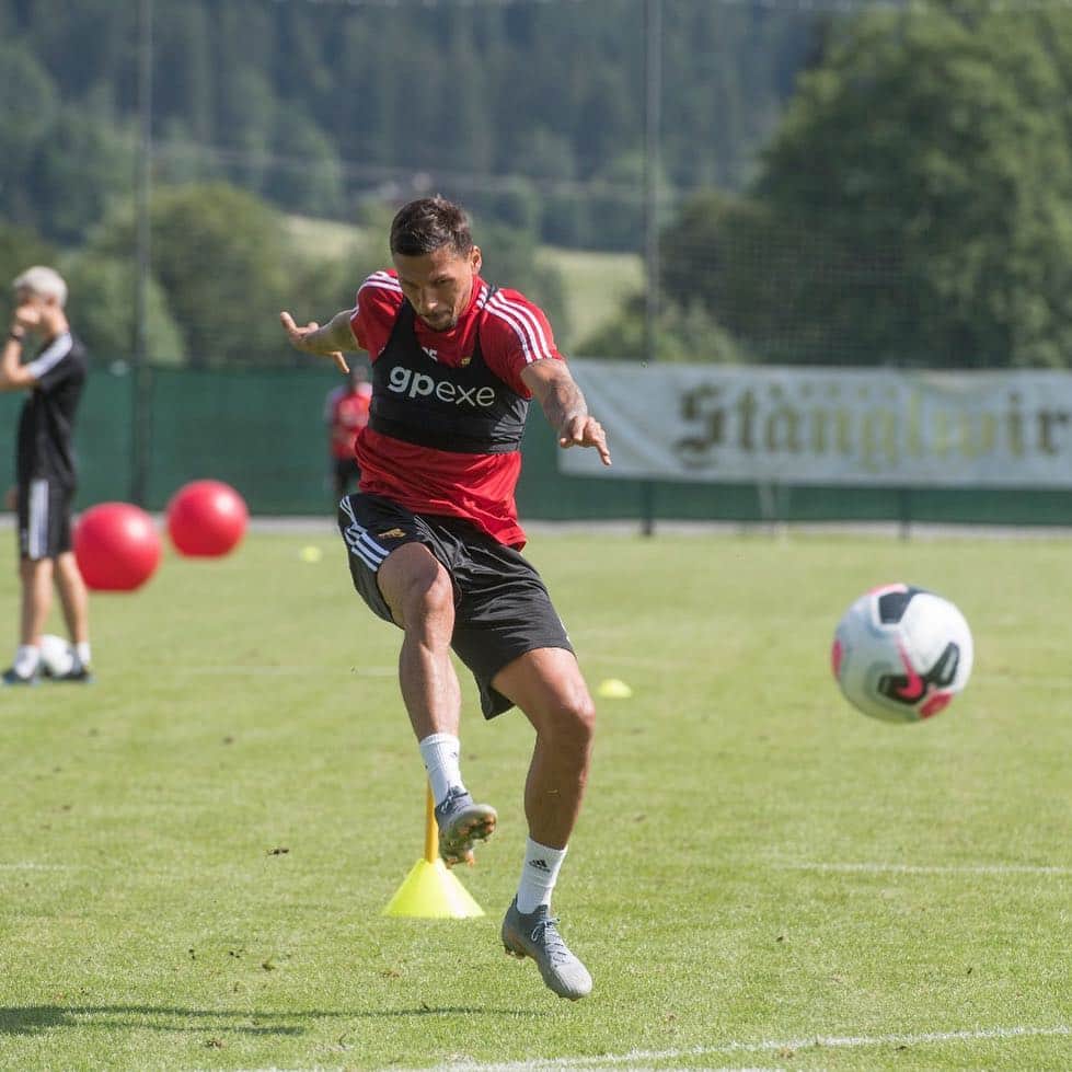 ヨゼ・ホレバスのインスタグラム：「Calibrating...⚽️🇦🇹 #preseason #Austria #watfordfc #watford」
