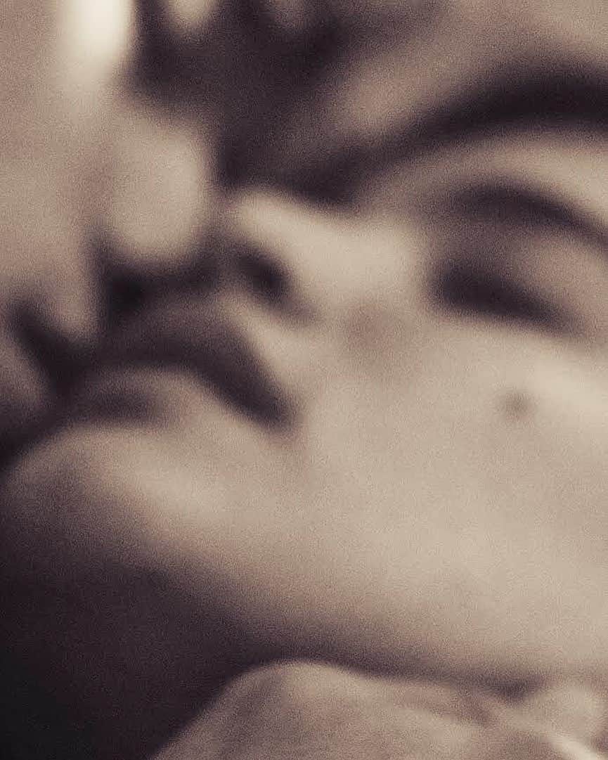 アン・カーティスのインスタグラム：「We’re our darkest secret. #JustAStranger」