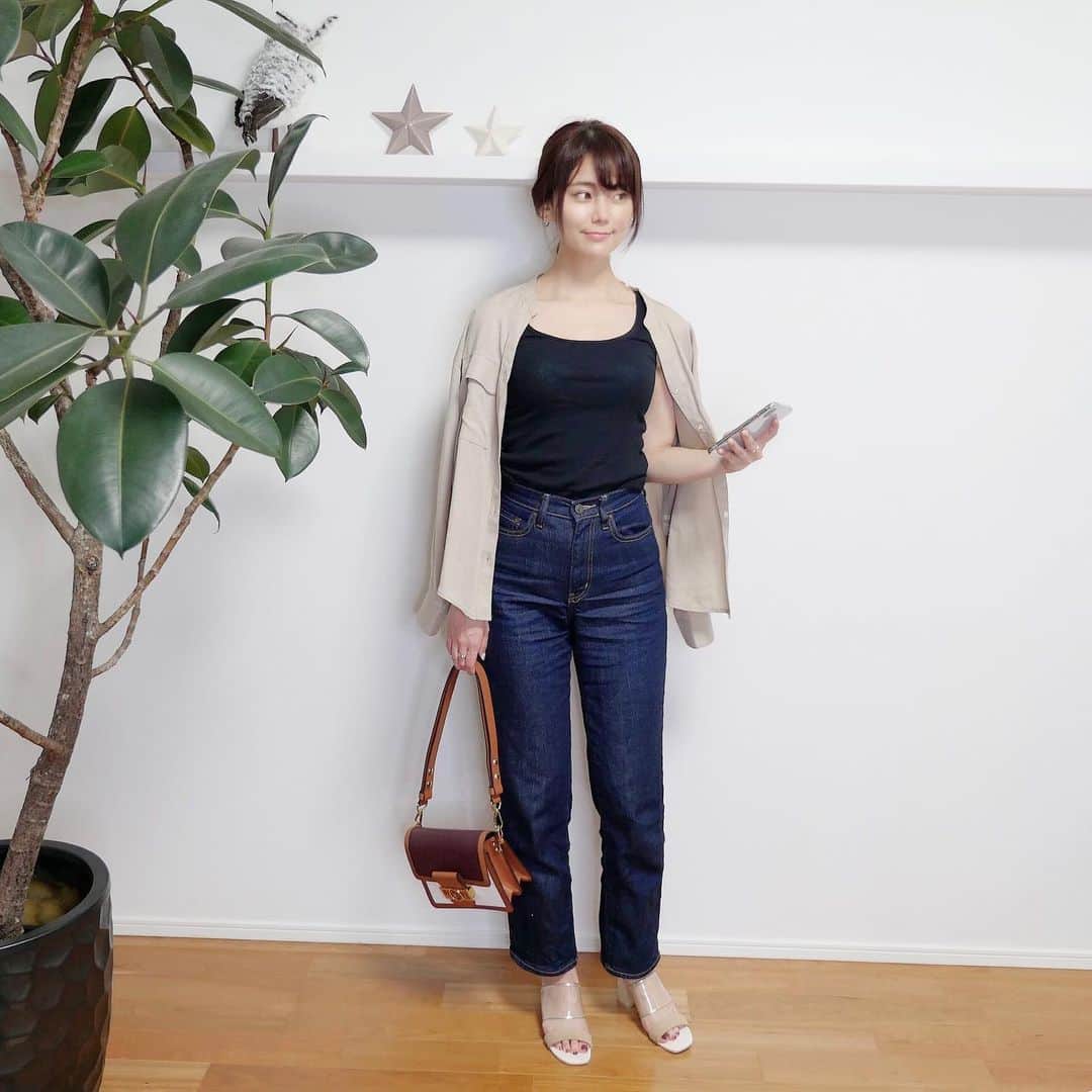 林村ゆかりのインスタグラム：「今日は久しぶりに晴れたので買い物に行ってきました❤︎zaraと100均…！ YouTube動画用に😂まだまだYouTube諦めずに頑張ります❤︎ と、いうよりすごく美容を勉強してます！特に30代からの美容！ これからはメイクと服両方載せて行きます❤︎ ⠀  タンクトップ…#無印良品 羽織…#gu デニム…#UNIQLO バッグ...#louisvuitton  ヒール…#randa ⠀ #makeup アイシャドウ…#three 4dプラスアイパレットs チーク…#ロレアルパリ ルーセントマジックパウダーブラッシュスウィートコーラル #lip ...three リリカルリップアミs01 【イメージモデルにもなったメイクアップベース！】 #メイクベース …ポアカバーミルキーホワイト 先日欲しいと言ってくださった方がいたので、リンクはこれからストーリーに貼ります❤︎ ⠀ #ファンデーション…#スーリアルデザイニングファンデーション ⠀ ⠀ #selfie#自撮り#ootd#美容#美容好き#美意識#コーディネート」