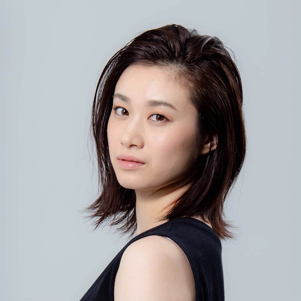 のインスタグラム：「先日撮りました #宣材写真 いただいたので投稿しますっ♪ これ、アイコンにしてる写真だよっ …どおですか…？！ #橘芳奈 #ウイントアーツ」