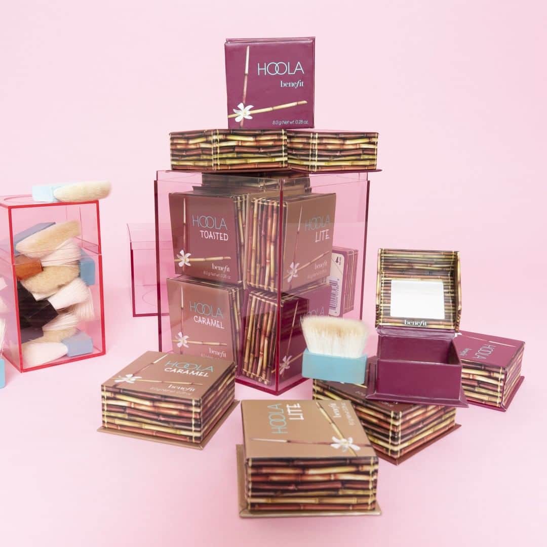 Benefit Cosmetics UKさんのインスタグラム写真 - (Benefit Cosmetics UKInstagram)「How do you #hoola? 💅 In four MATTE, shades from light to dark, every gal can bronze & contour like a glowing GODDESS 👏✨ #hoola #benefit #beauty #bronzer . . . 📷 Image Description: Multiple hoola bronzers in different shades stacked on top of each other in cubes, surrounded by hoola brushes.」7月17日 20時31分 - benefitcosmeticsuk