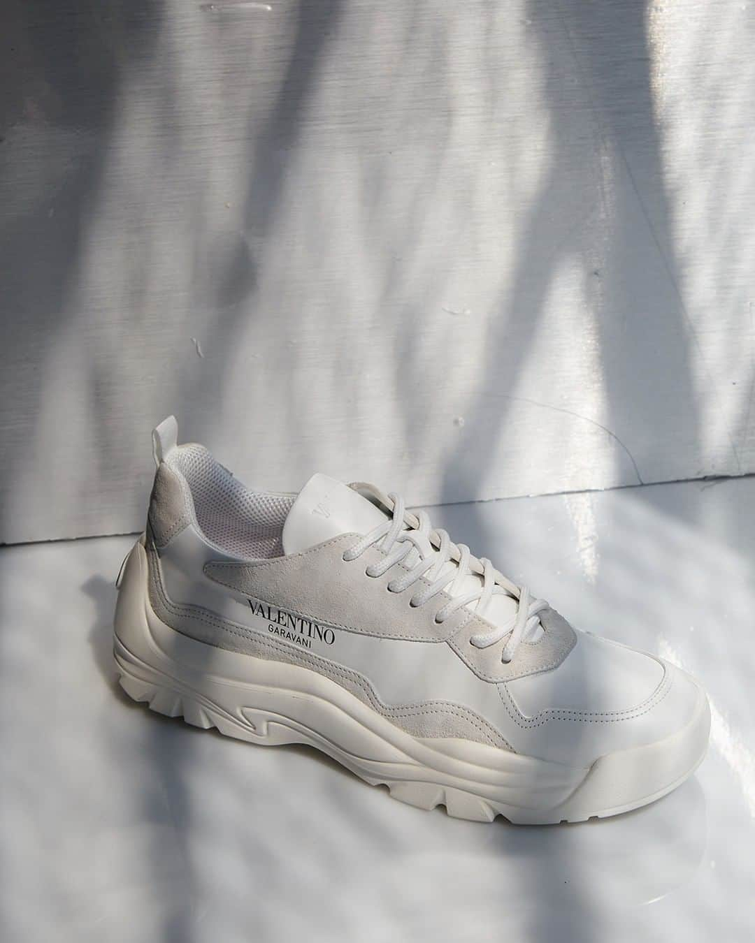 エルエヌシーシーさんのインスタグラム写真 - (エルエヌシーシーInstagram)「The Valentino Gumboy Sneakers. Shop now in-store and online. @maisonvalentino #valentino」7月17日 20時31分 - thelncc