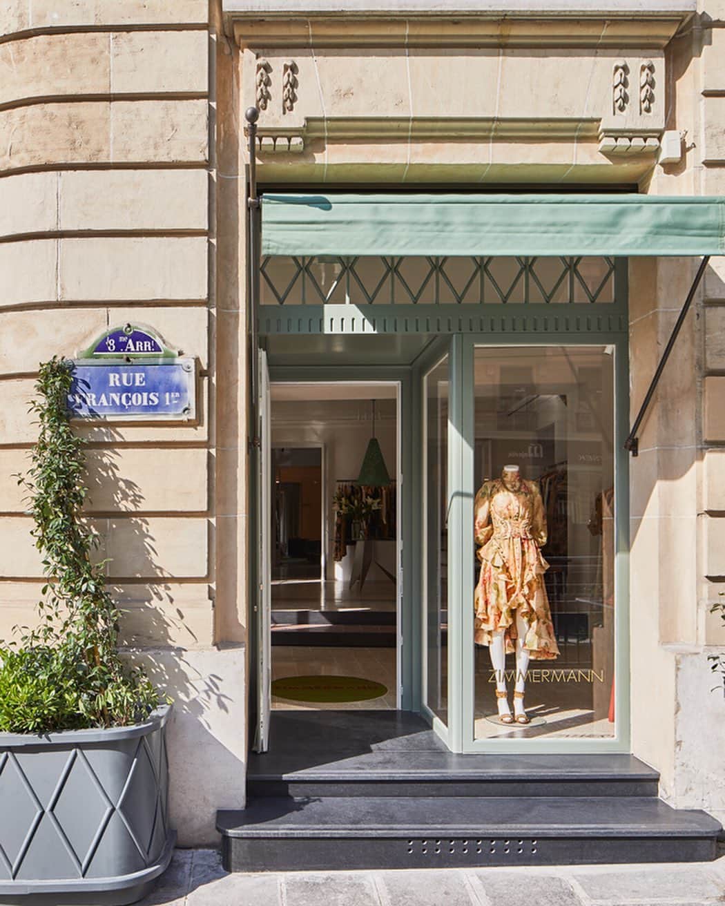 ジマーマンさんのインスタグラム写真 - (ジマーマンInstagram)「Bienvenue: Paris is always a good idea......and our store is now open at 29 Rue Francois 1er. We look forward to welcoming you instore soon. #ZimxParis #29RueFrancois1er #zimmermann」7月17日 20時32分 - zimmermann