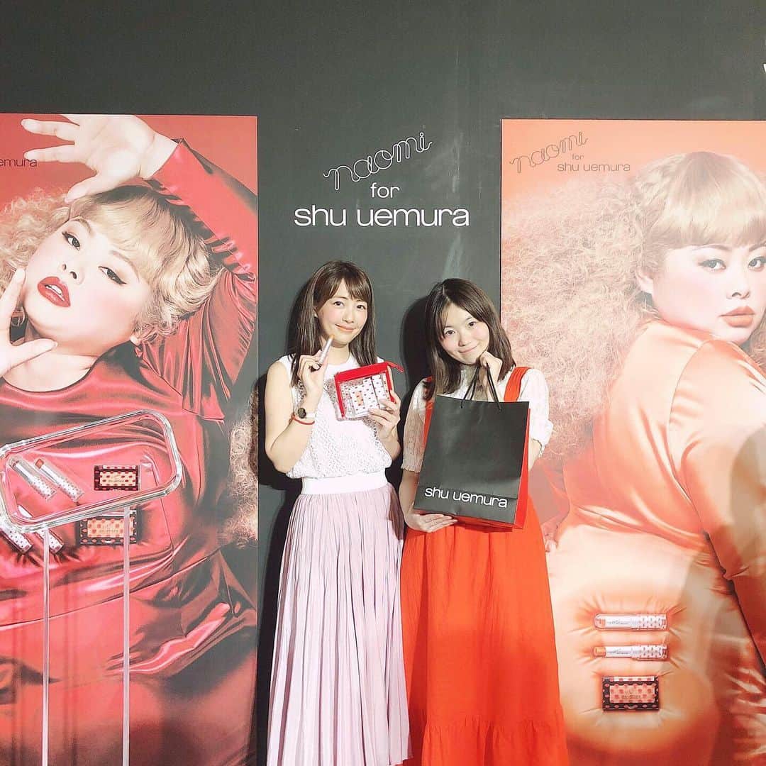 うえむらちかのインスタグラム：「シュウウエムラ×渡辺直美さん コラボ﻿﻿﻿ 【naomi for shu uemura 】﻿﻿﻿ コレクションのエクスクルーシブ・プレゼンテーションに行ってきました💋﻿﻿ ﻿﻿ naomi for shu uemura コレクション﻿﻿ 渡辺直美さんプロデュース第2弾 ﻿﻿ @shuuemura × @watanabenaomi703﻿﻿ ﻿﻿﻿ ﻿﻿﻿ テーマは"now me"💋﻿﻿﻿ ﻿﻿﻿ 直美さんのお名前と﻿﻿ 「今の私 “now me”を表現する」という想いが込められたコレクションで﻿﻿ ﻿﻿﻿ 💋ルージュアンリミテッド BG01﻿﻿ 💋ルージュアンリミテッド RD02﻿﻿ 💋ルージュアンリミテッドマット RD01﻿﻿ 💋ルージュアンリミテッドマット OR01﻿﻿ ☺️グローオン Mソフトコーラル﻿﻿ ☺️グローオン Mミディアムアンバー﻿﻿ ﻿﻿ 7月20日に全国数量限定発売されます❣️﻿﻿ ﻿﻿ ﻿﻿ #shuuemura は、uemuraという名前が同じなこともあって使い始め、今では大好きなブランドなんですが💕﻿﻿ 今回 #渡辺直美 さんとコラボするとあってコスメ自体はもちろんのことこだわり抜いたビジュアルが更にパワーアップしていて感動しました🥺✨﻿﻿ ﻿﻿ ﻿﻿ 私の"now me"は﻿﻿﻿ rouge unlimited matte OR01❤️﻿﻿﻿ ﻿﻿﻿ くすみオレンジが派手すぎず、周りの色も引きた立たせてくれます💄﻿﻿﻿ ﻿﻿ 今までつけてこなかった色にも挑戦して新しい自分に出会えるといいな💕﻿﻿ ﻿﻿﻿ ﻿﻿﻿ #シュウウエムラ #SHUリップ #コスメ #メイク #表参道 #リップ #渡辺直美コラボ #パーティ #新作コスメ #nowme #pr #限定コスメ #赤リップ #オレンジリップ  #美容 #コスメ好きさんと繋がりたい #美容好き #cosmetichika」