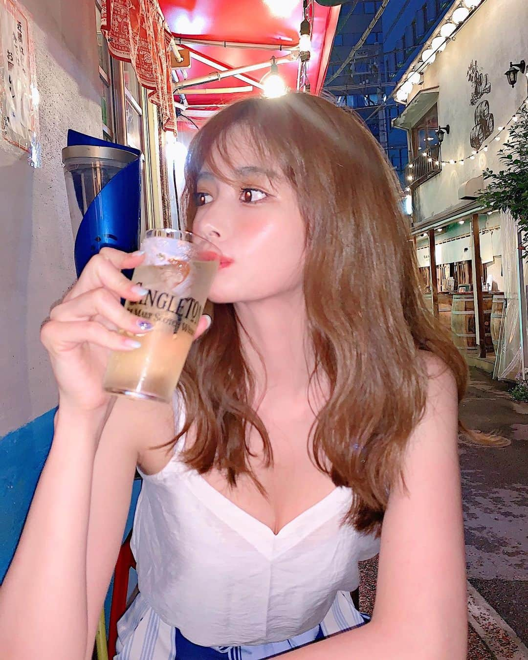 得あゆさんのインスタグラム写真 - (得あゆInstagram)「夏はハイボール推しなので しつこく載せます！🔥笑 ・ ほぼ新宿のれん街で乾杯🍻！ シングルトンハイボール なめらかでスムース。 シルキーな味わいが特徴🤗✨ ほぼ新宿のれん街でシングルトンのイベントは 7/17までやってるよ！ 大塚、歌舞伎町でも同イベントやってるよ！ ・ ・ ・ ・ ・ ・ ・ ・ ・ #ほぼ新宿のれん街#シングルトン#シングルトンハイボール#乾杯#PR#東京大塚のれん街#歌舞伎町レッドのれん街#飲み#夜ごはん#ディナー#お酒#楽しい#新宿#ご飯#美味しい#グルメ#インスタ映え#カメラ女子#シングルトンダフタウン #ほぼスコットランドのれん街 #ハイボールのためのシングルモルト#ガーリー#デート#カップル#夏#date#summerfashion#drink#japanesegirl#shinjuku」7月17日 20時34分 - tokuayu819