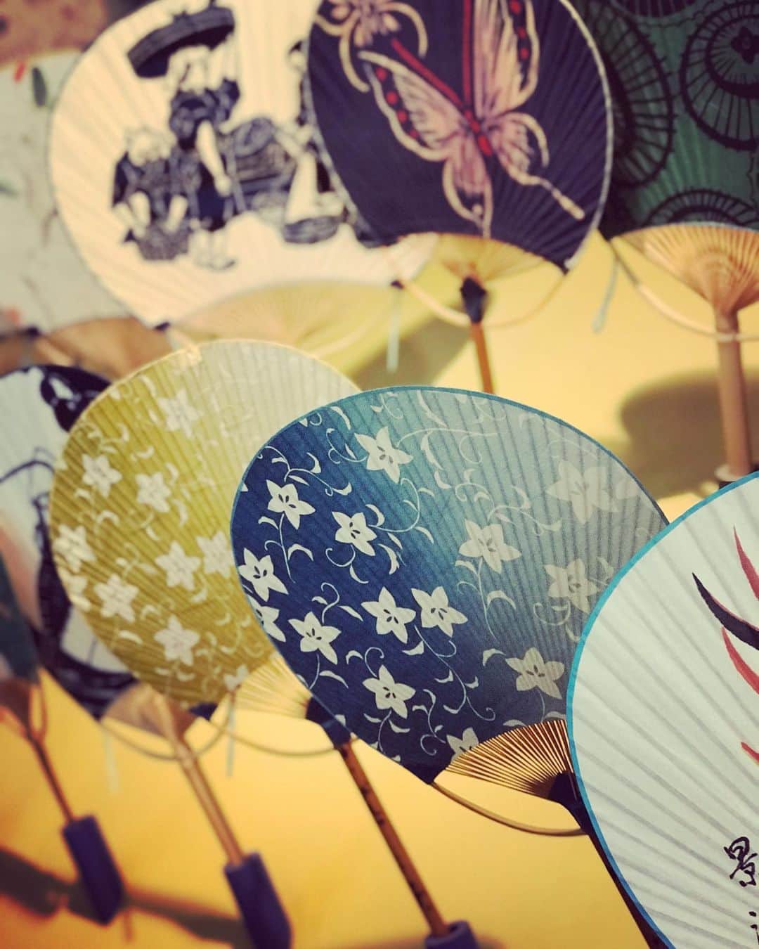 梶剛さんのインスタグラム写真 - (梶剛Instagram)「‪全国のうちわの9割を丸亀で作ってる♪(´ε｀ )‬ ‪うちわは使い捨てじゃないのよ♪(´ε｀ )‬ ‪扇子と同じ！‬ ‪どうかこの夏素敵なうちわを持って夏祭りに♪(´ε｀ )‬ ‪#香川県‬ ‪#丸亀市‬ ‪#丸亀うちわ‬ ‪#瀬戸内海‬ ‪#setouchi‬」7月17日 20時34分 - kajitsuyoshi